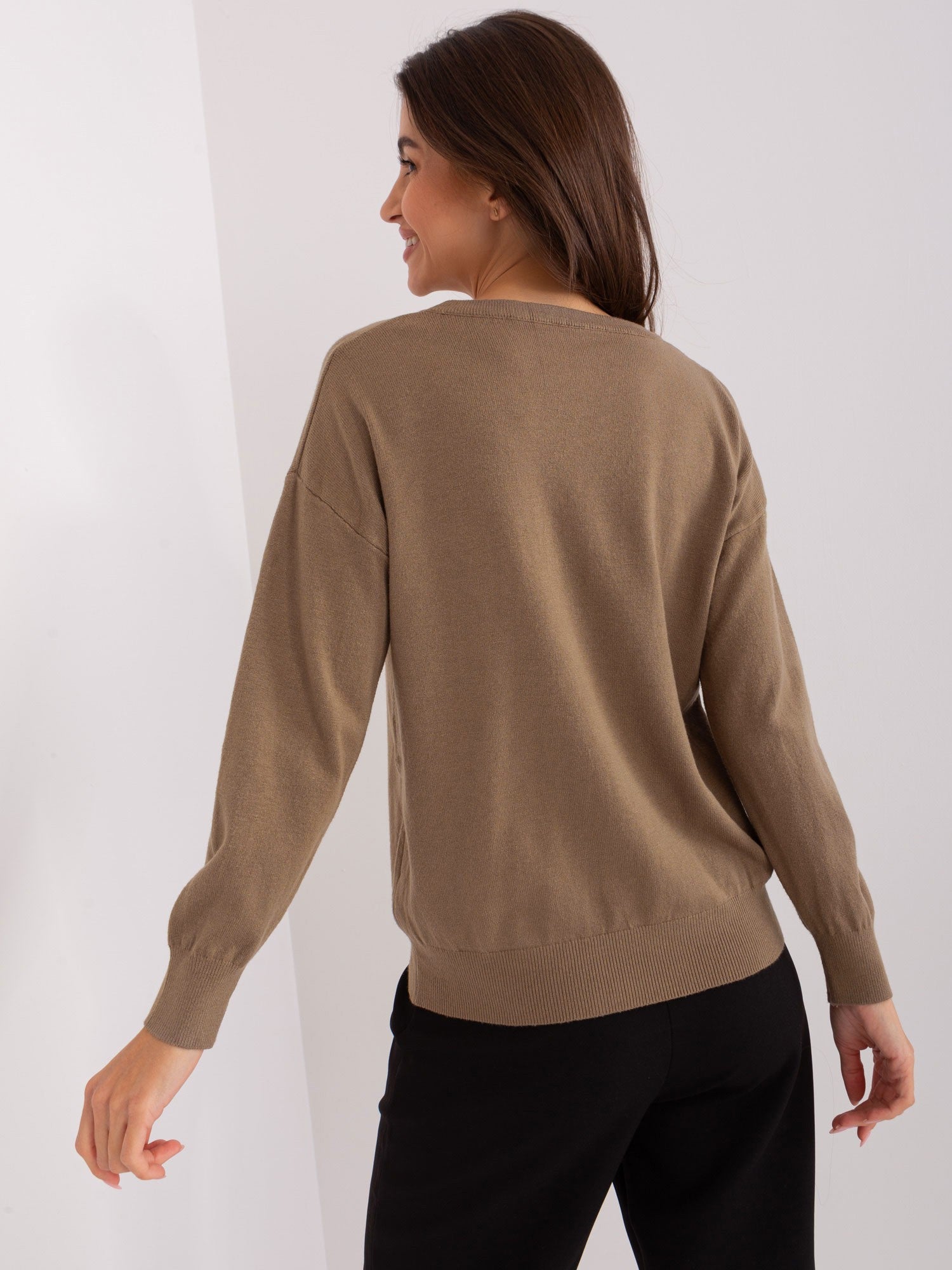 Ciemnobeżowy sweter klasyczny z bawełną