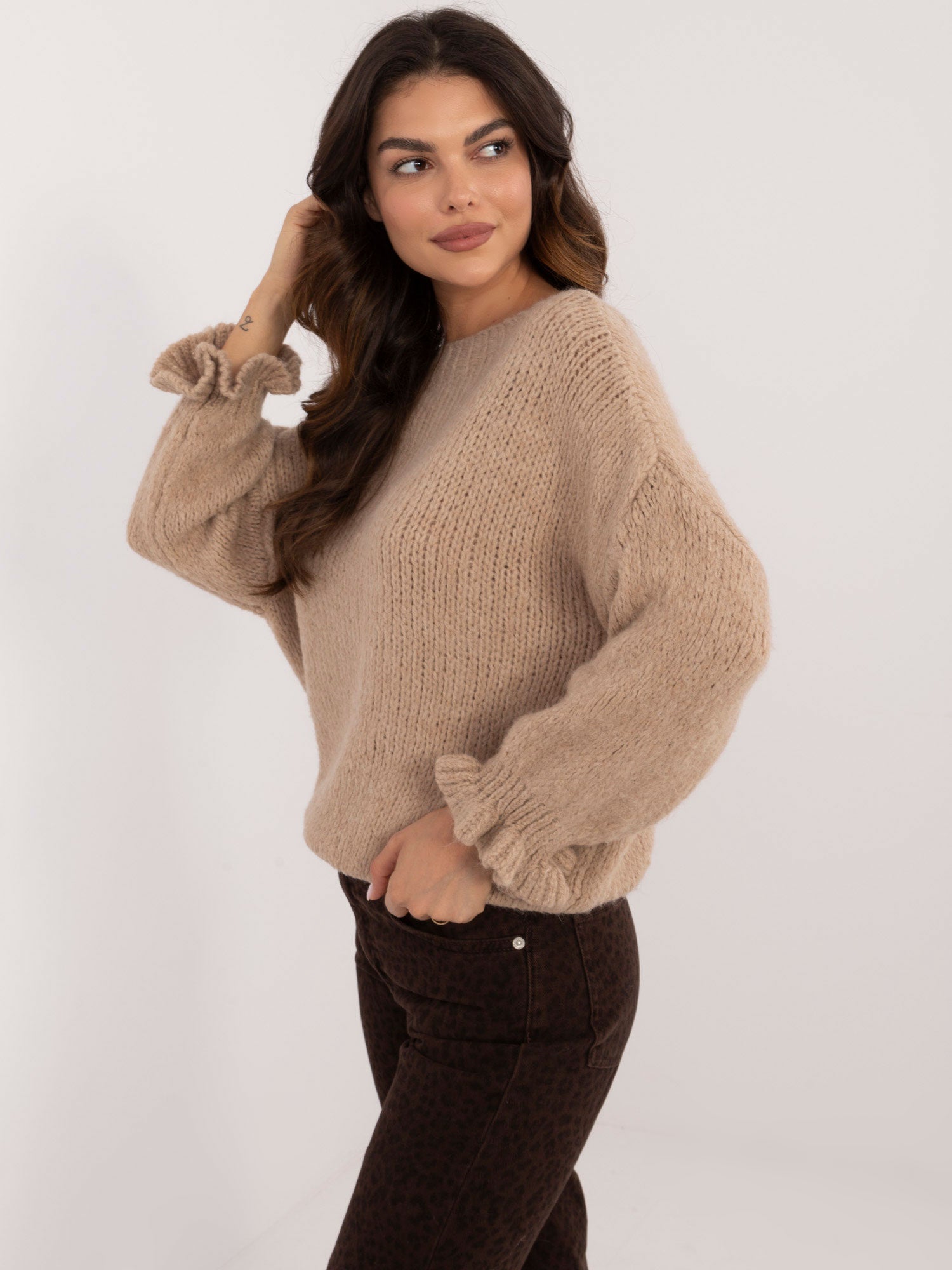 Ciemnobeżowy sweter oversize z okrągłym dekoltem