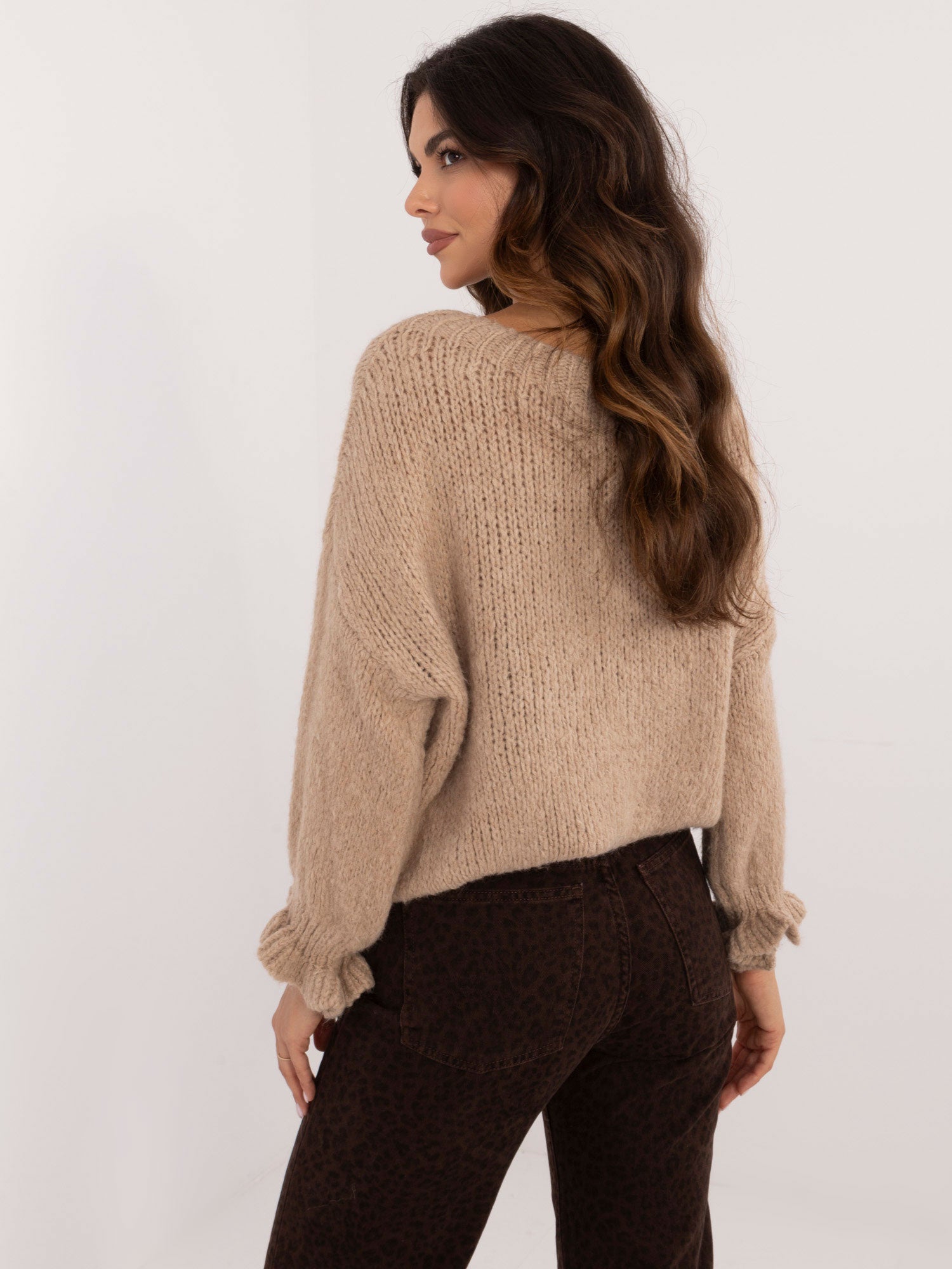 Ciemnobeżowy sweter oversize z okrągłym dekoltem