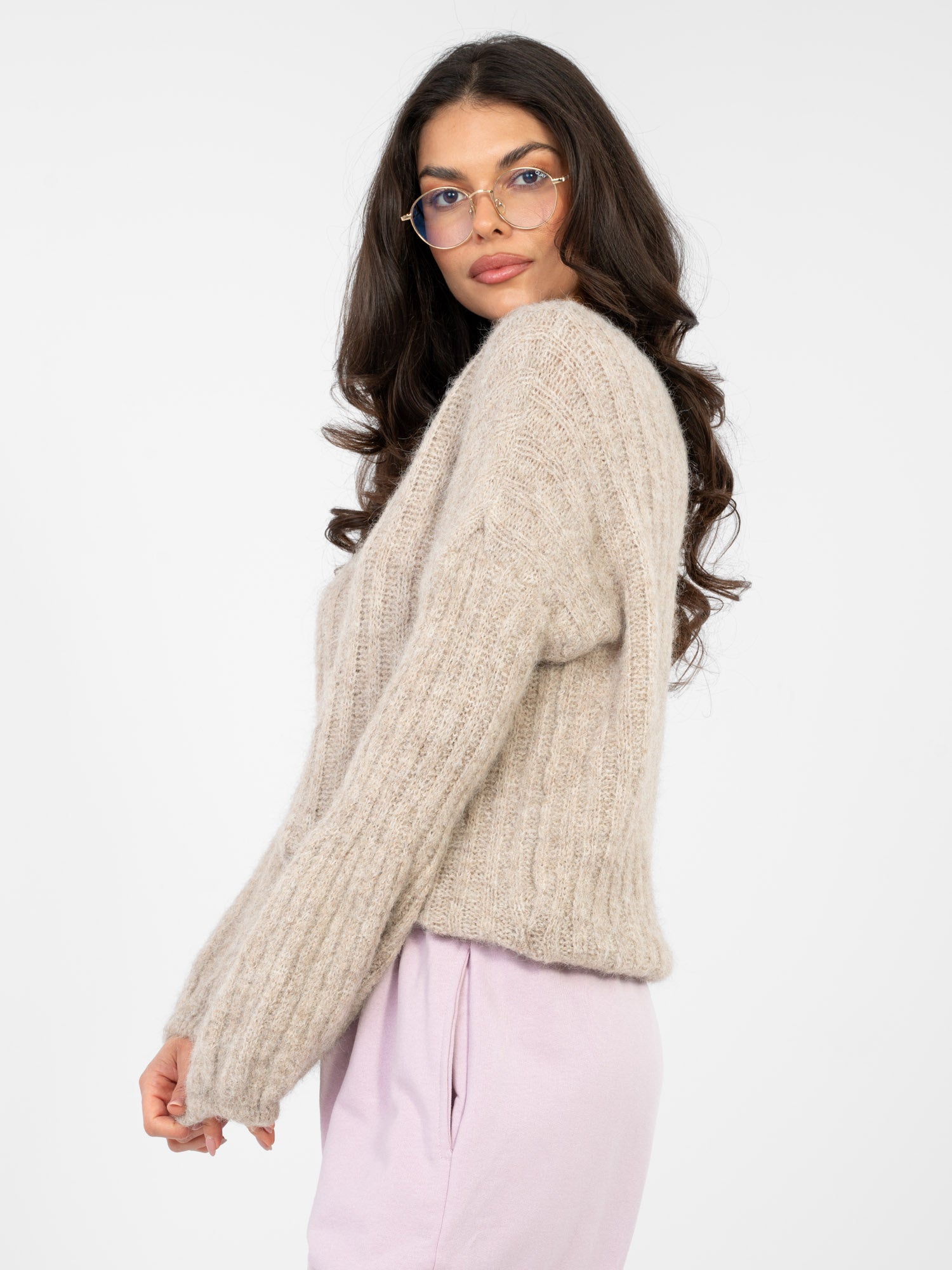 Ciemnobeżowy sweter oversize w szeroki prążek