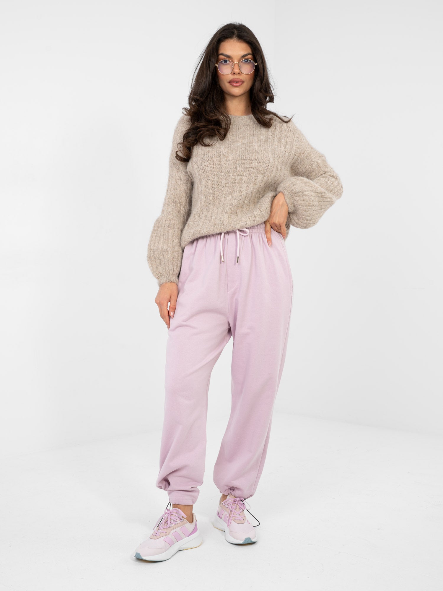 Ciemnobeżowy sweter oversize w szeroki prążek