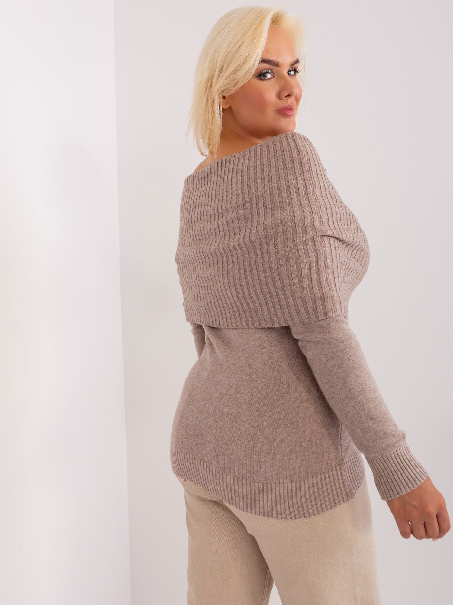 Ciemnobeżowy damski sweter plus size z wiskozą