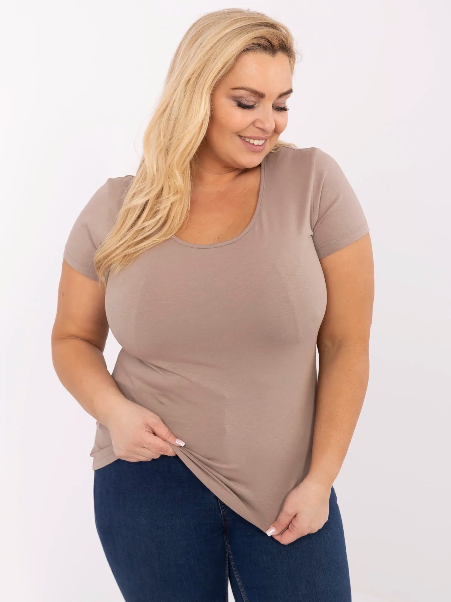 Ciemnobeżowy t-shirt plus size z okrągłym dekoltem