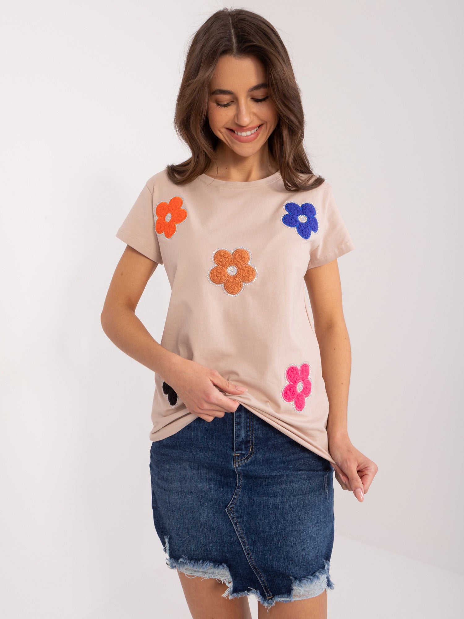 BASIC FEEL GOOD Ciemnobeżowy t-shirt z aplikacją w kwiaty