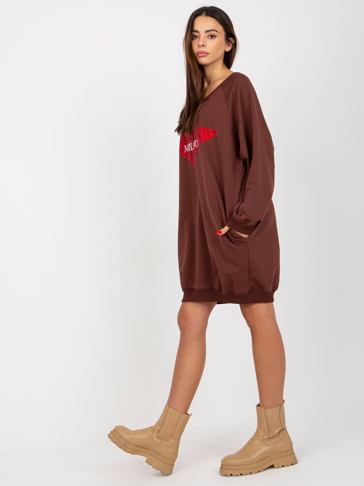 Ciemnobrązowa długa bluza oversize z aplikacją i napisem
