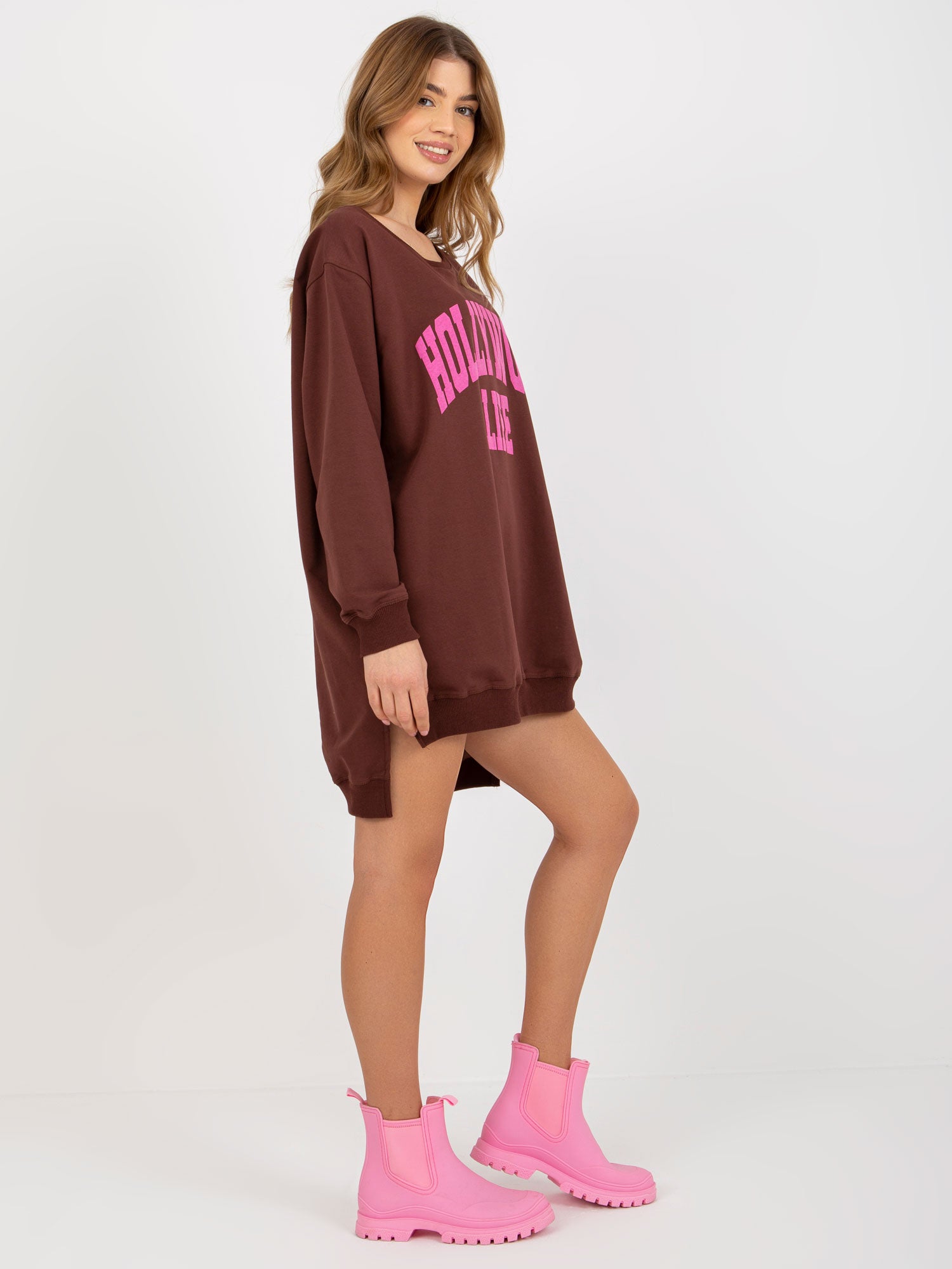 Ciemnobrązowo-różowa długa bluza oversize z napisem