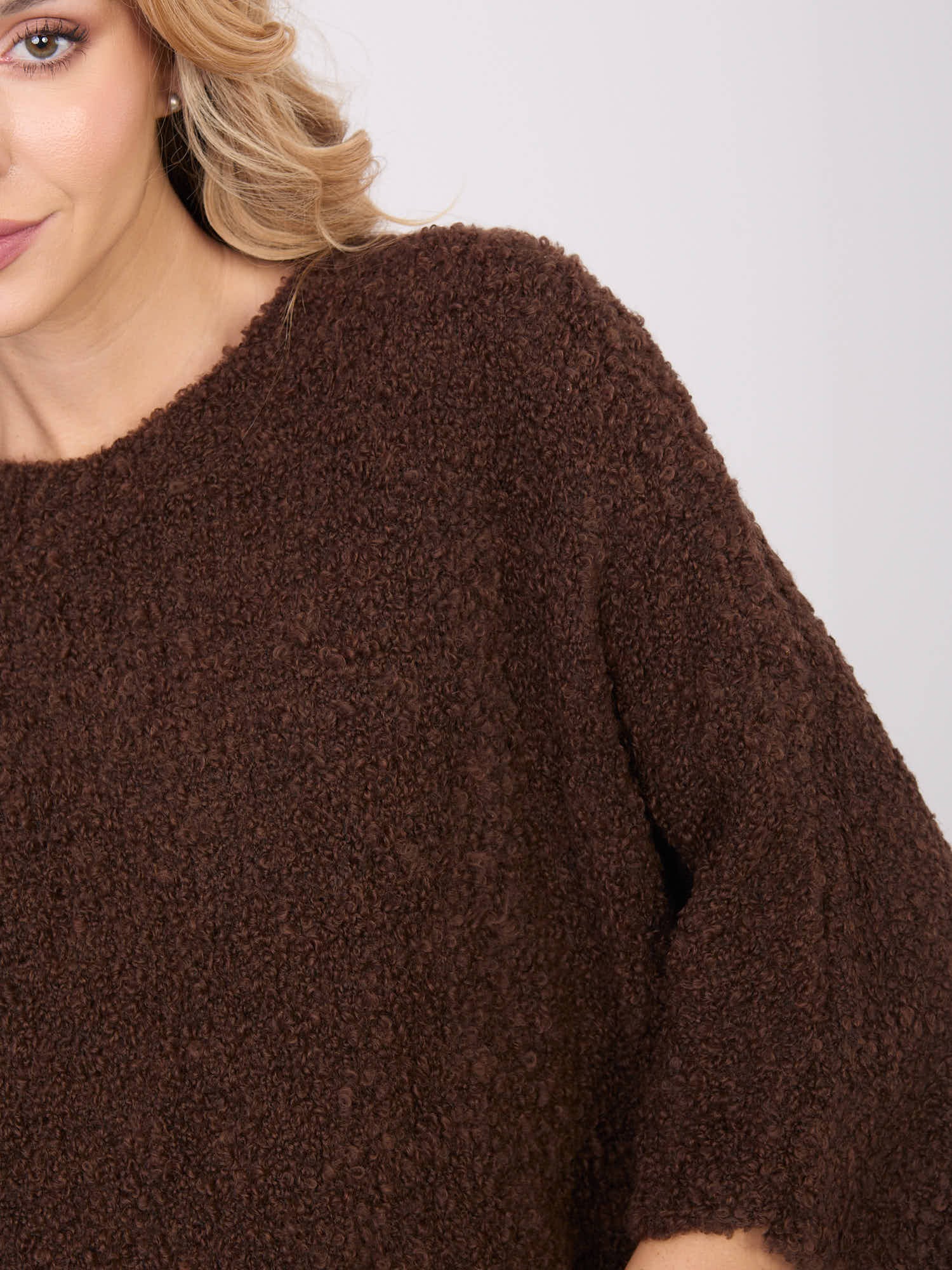 Ciemnobrązowy damski sweter boucle o kroju oversize