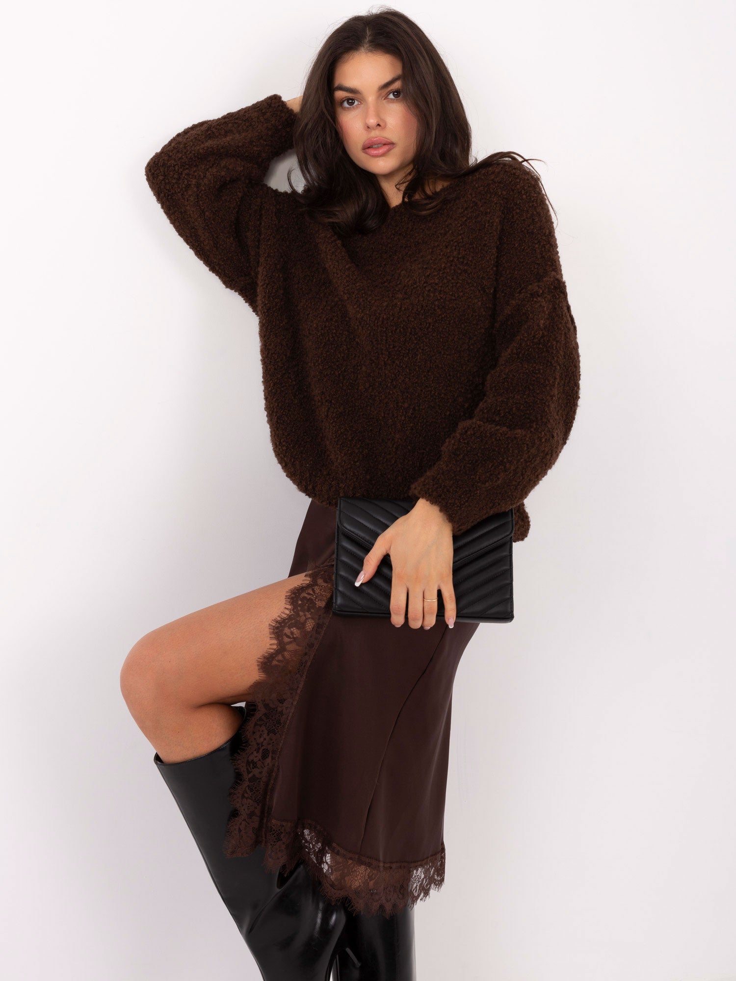 Ciemnobrązowy sweter boucle z długim rękawem