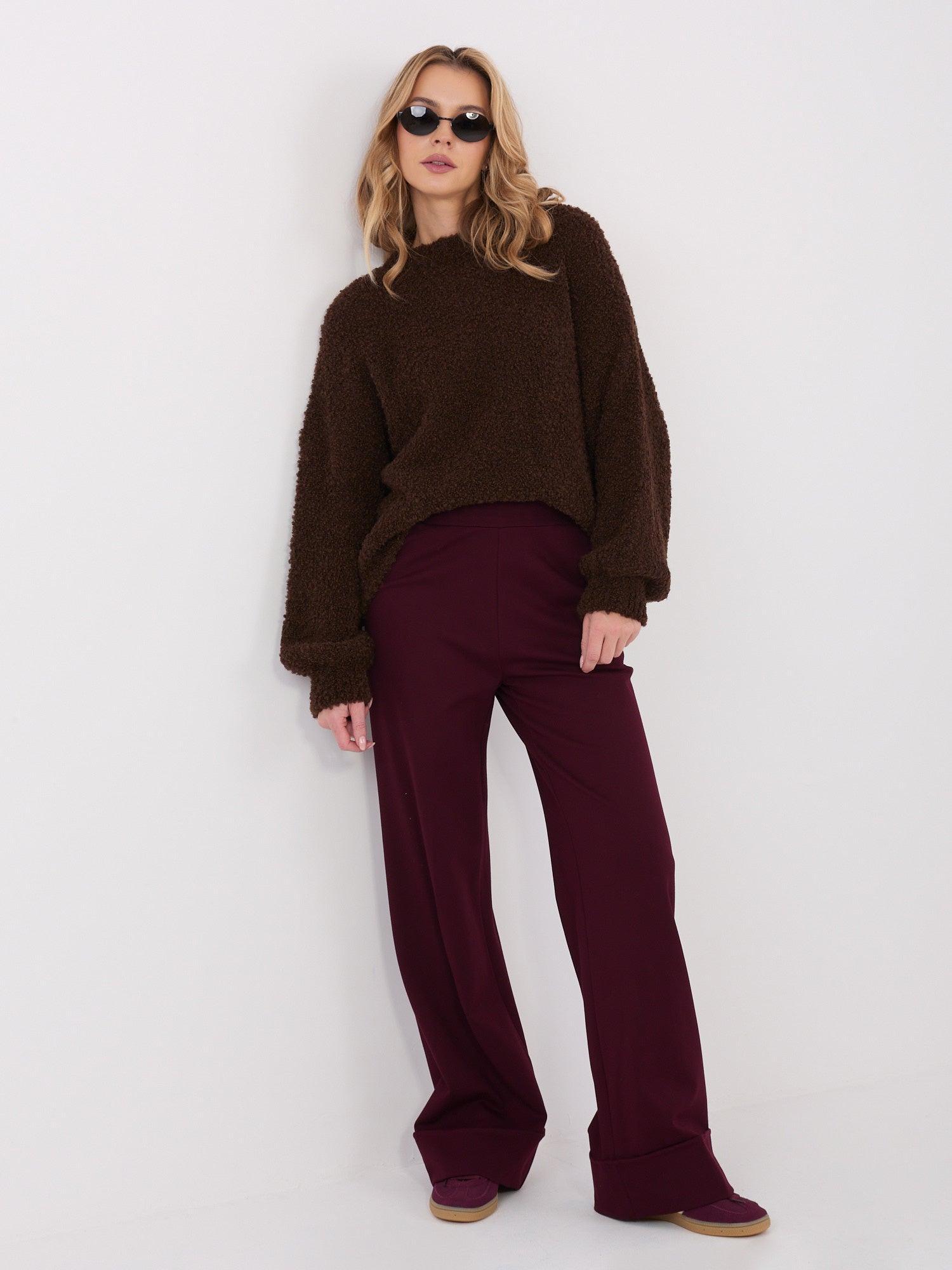 Ciemnobrązowy sweter boucle z domieszką wełny