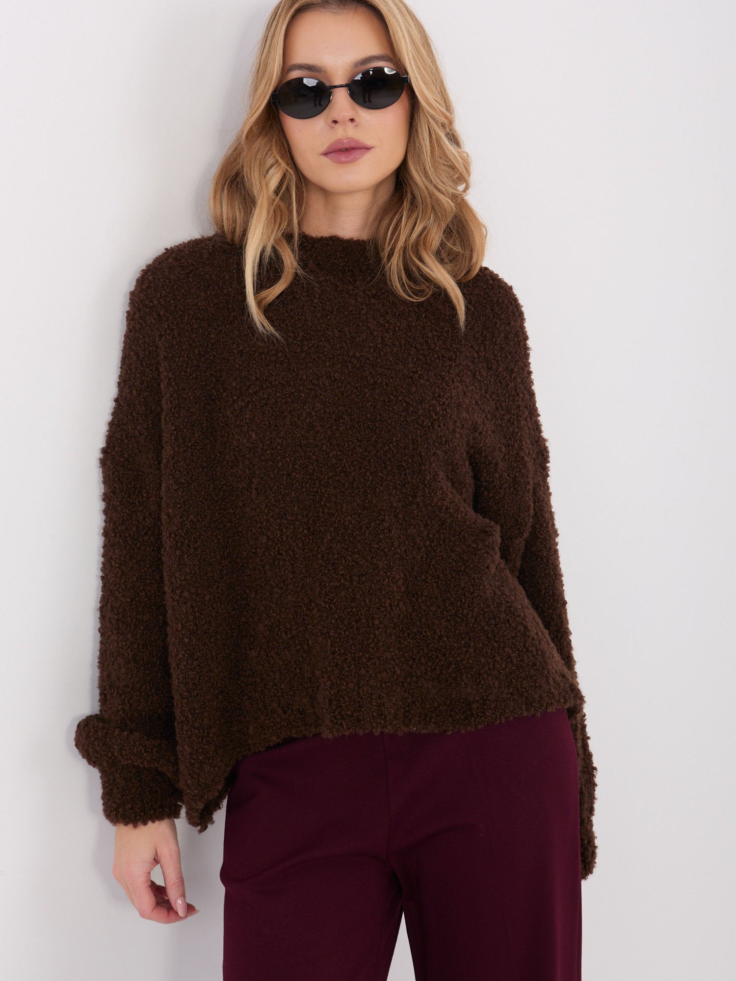 Ciemnobrązowy sweter boucle z domieszką wełny