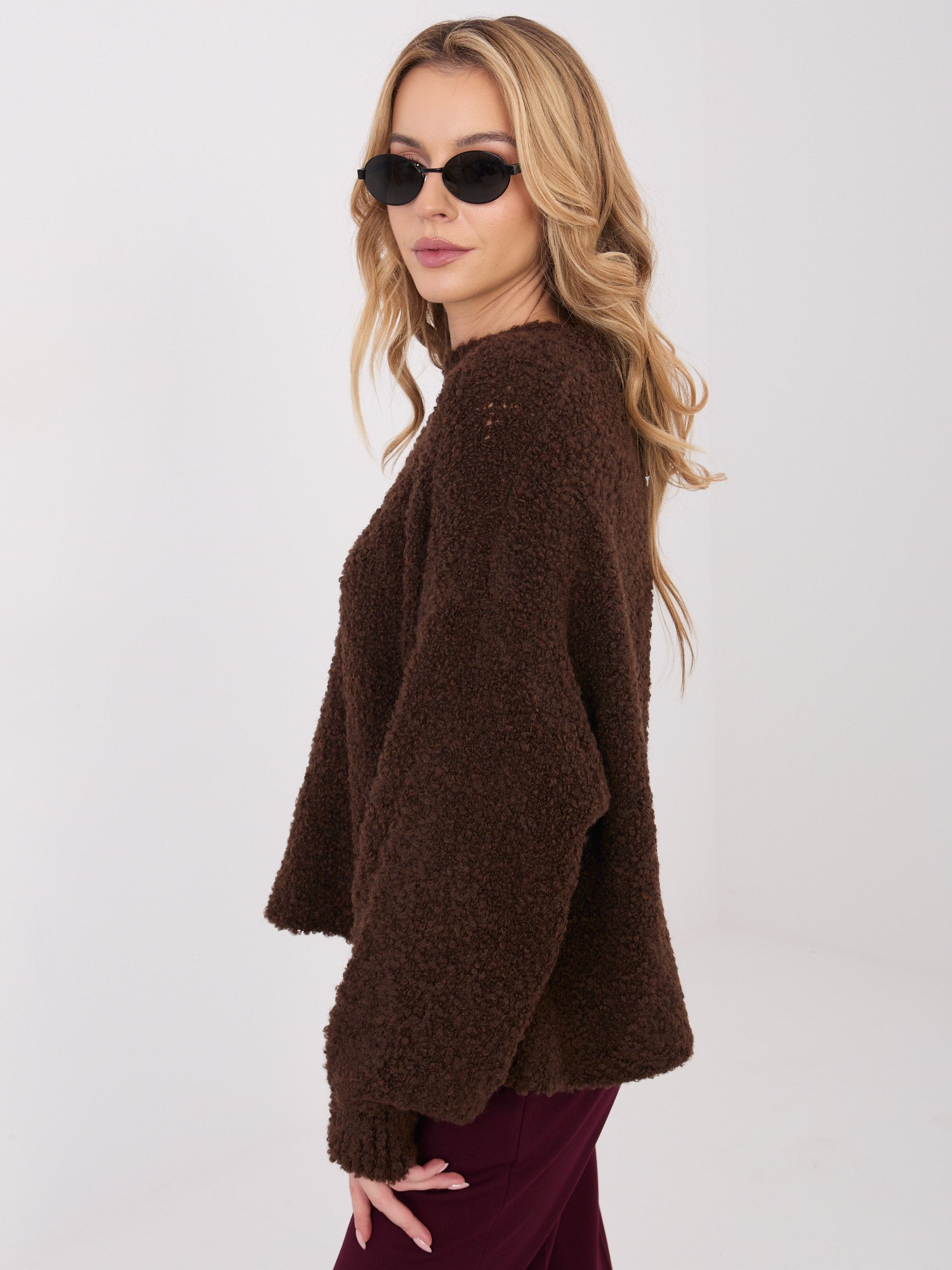 Ciemnobrązowy sweter boucle z domieszką wełny