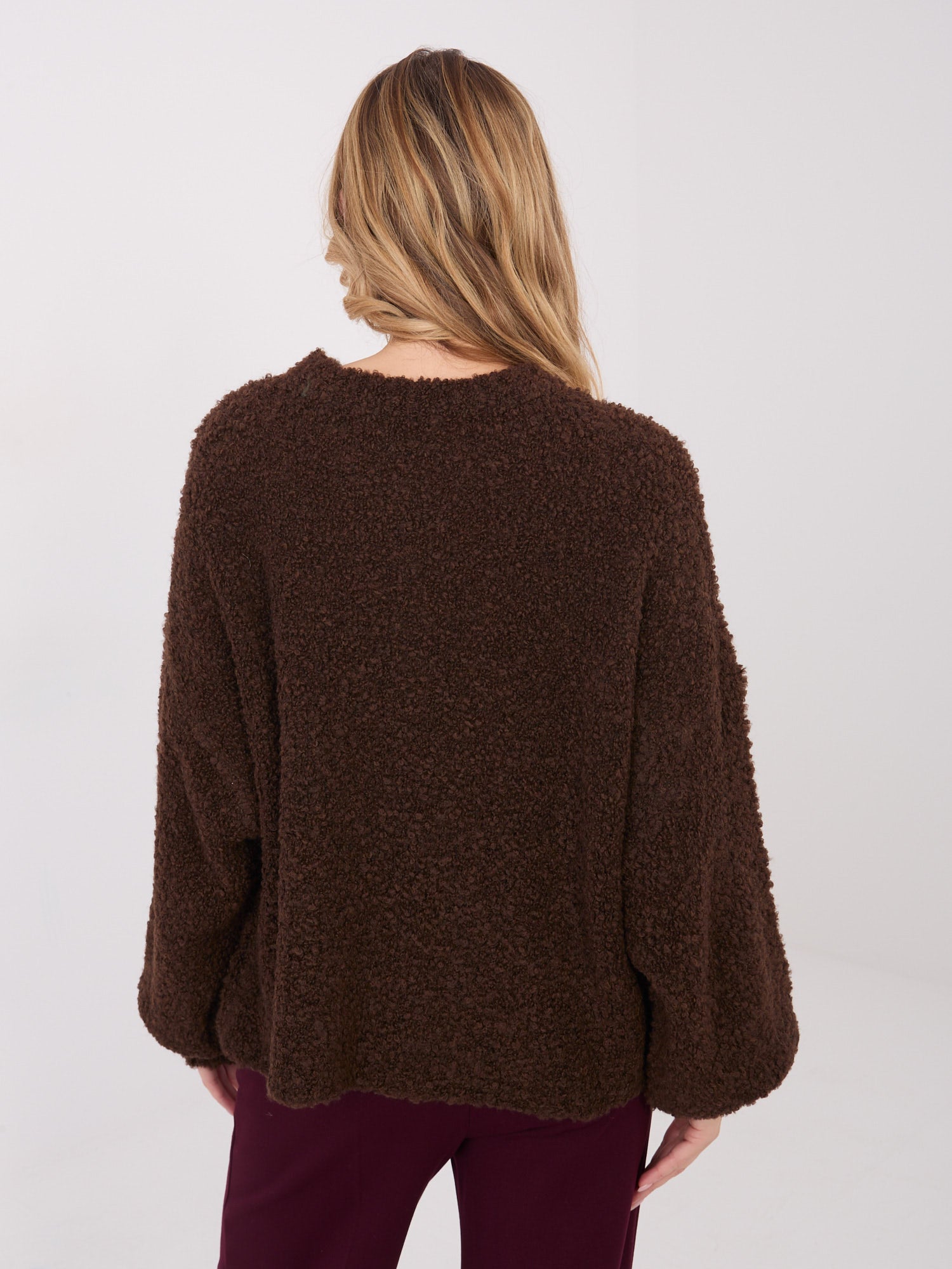 Ciemnobrązowy sweter boucle z domieszką wełny