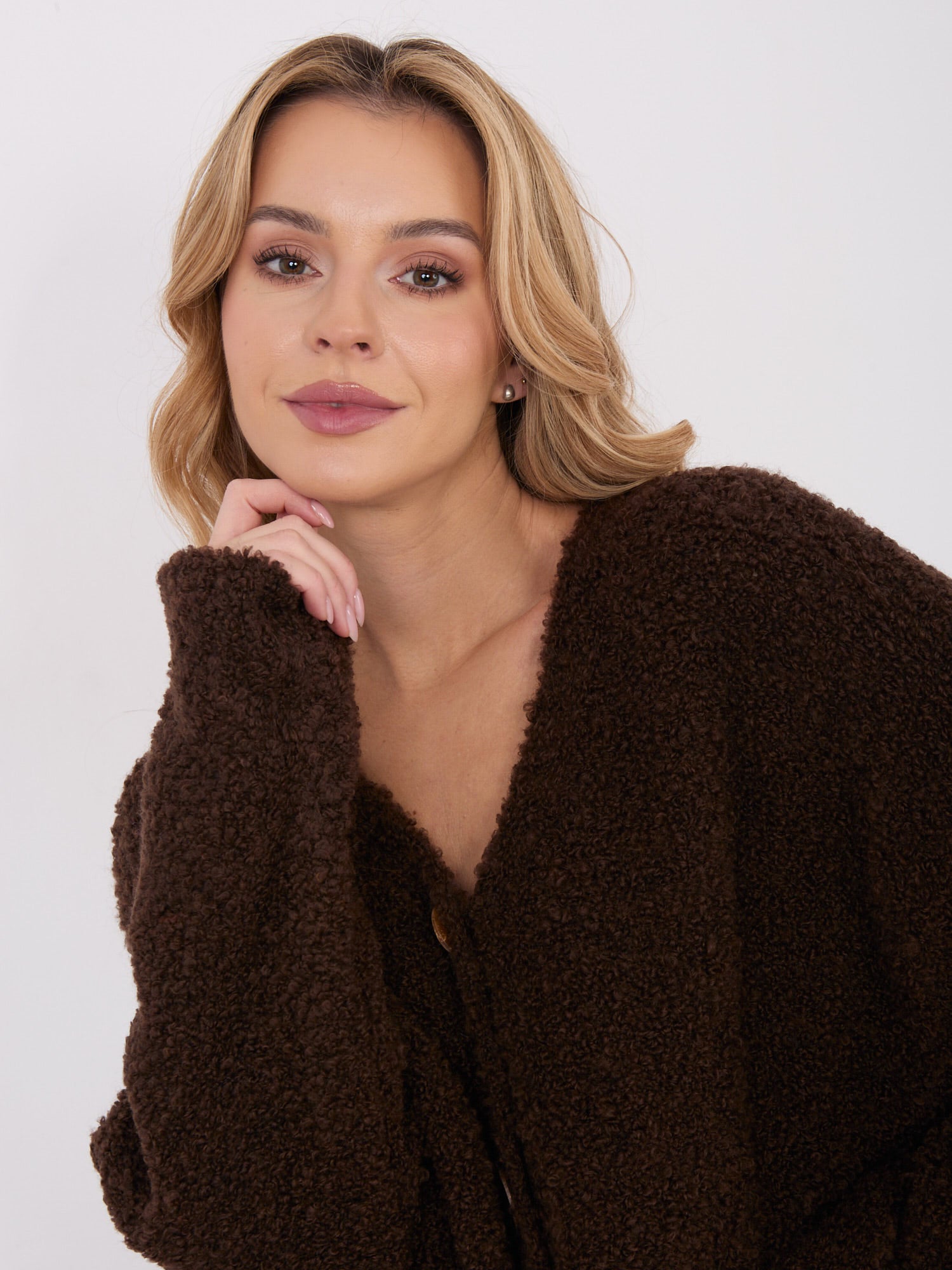 Ciemnobrązowy sweter boucle z zapięciem na guziki