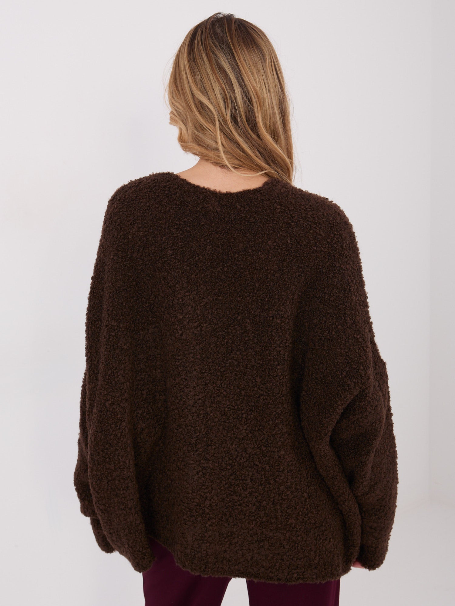 Ciemnobrązowy sweter boucle z zapięciem na guziki
