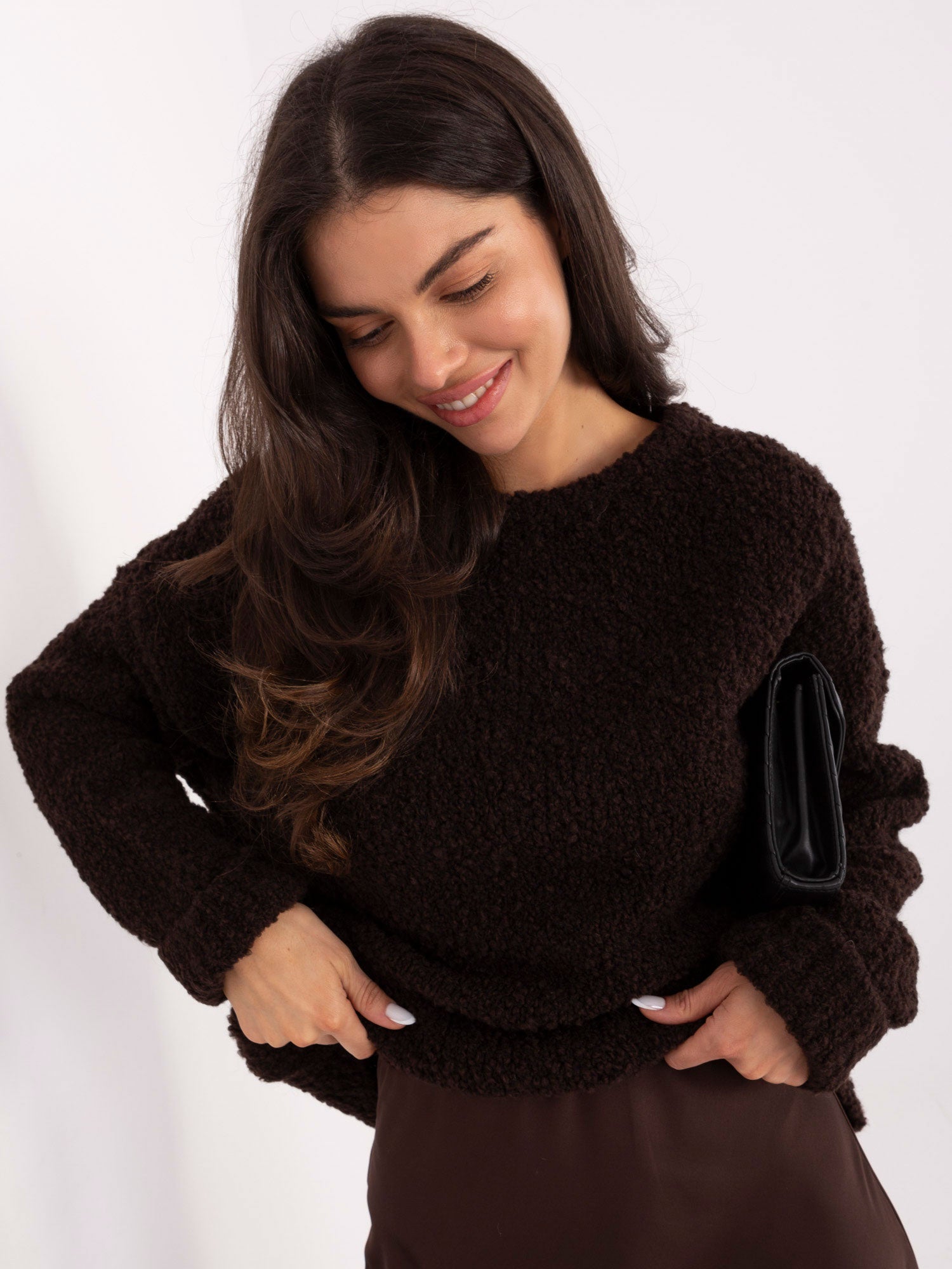 Ciemnobrązowy sweter boucle o kroju oversize