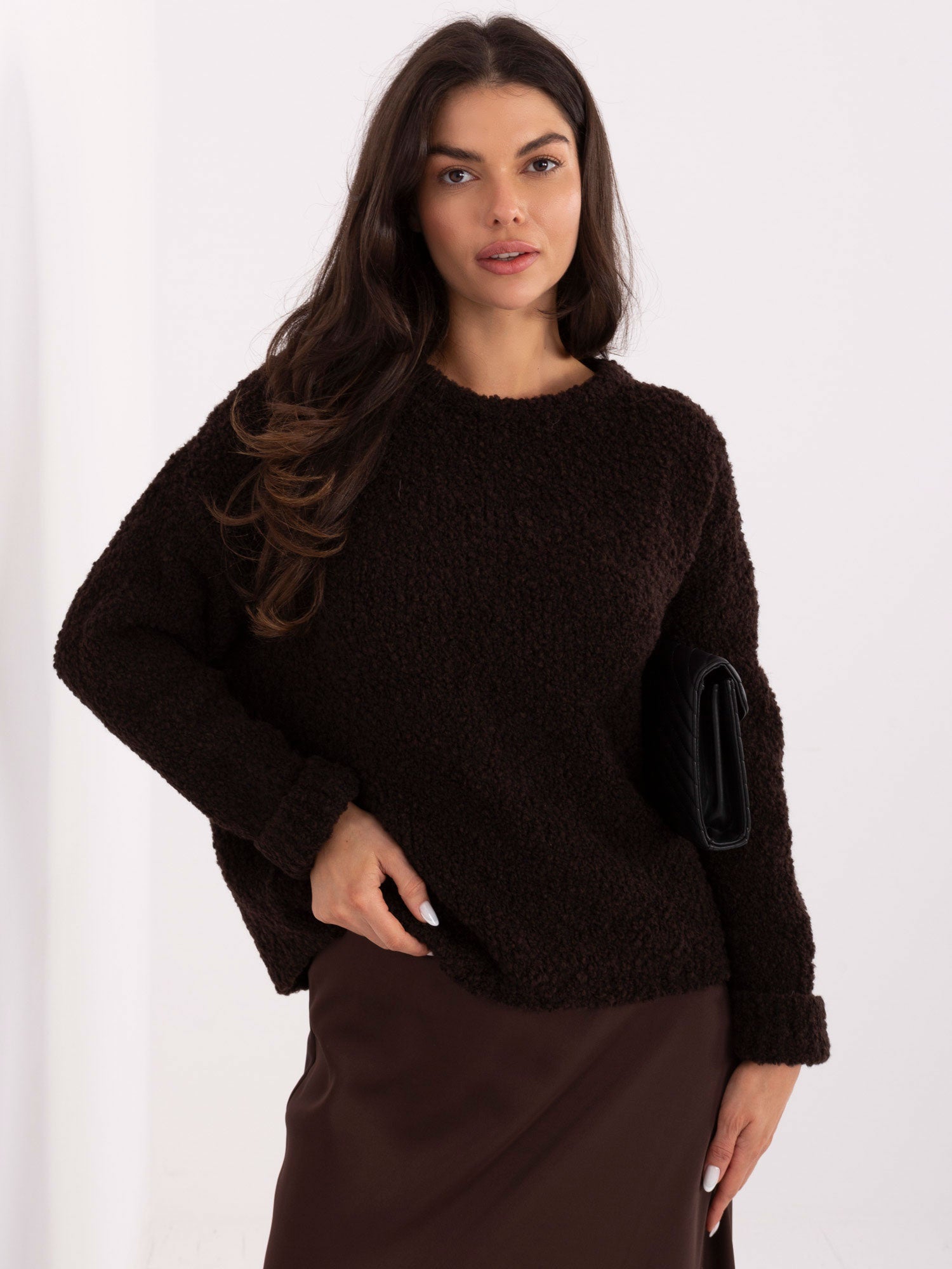 Ciemnobrązowy sweter boucle o kroju oversize