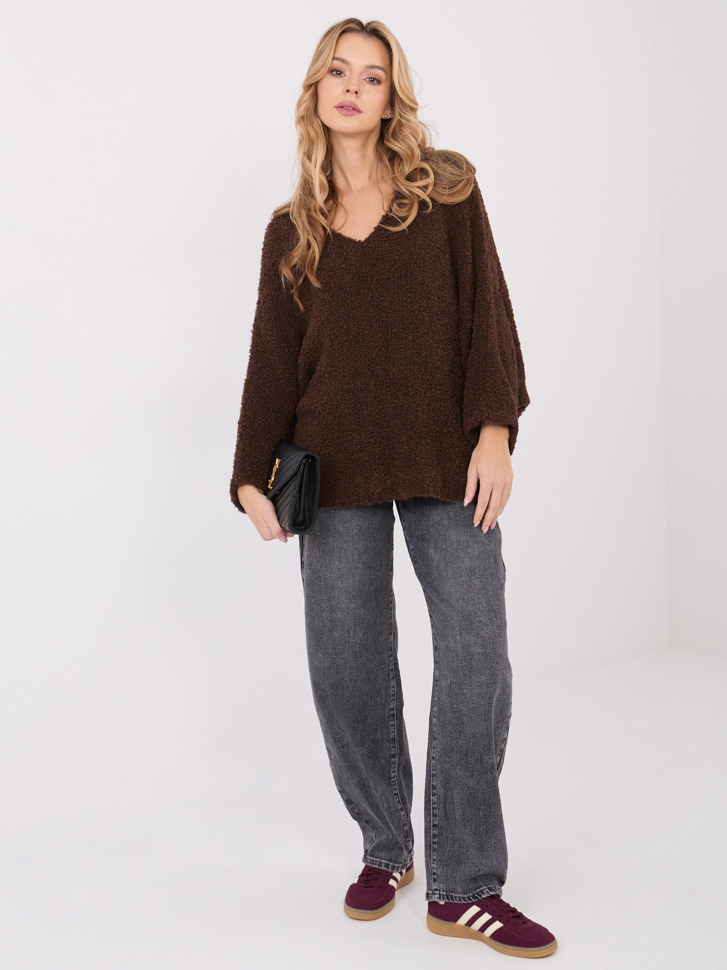 Ciemnobrązowy sweter oversize boucle z dekoltem V
