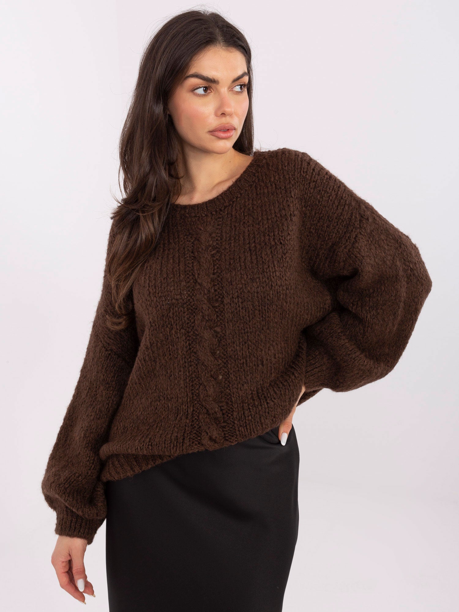 Ciemnobrązowy sweter oversize z bufiastym rękawem