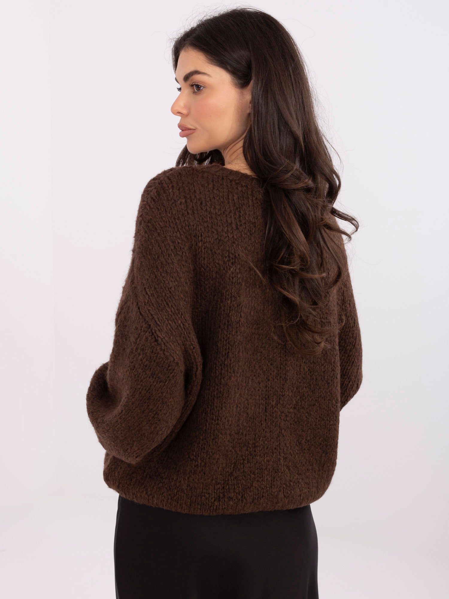 Ciemnobrązowy sweter oversize z bufiastym rękawem
