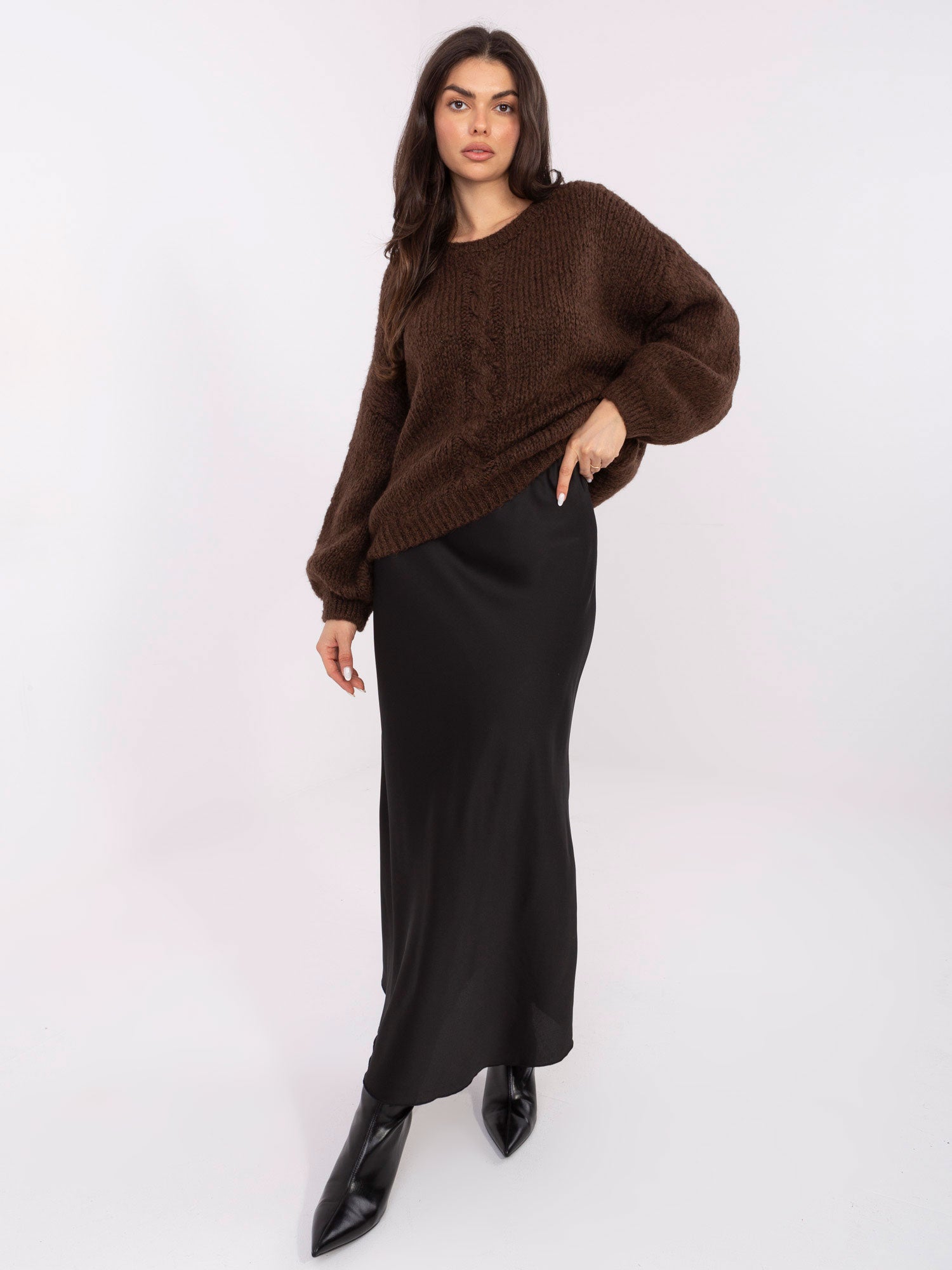 Ciemnobrązowy sweter oversize z bufiastym rękawem