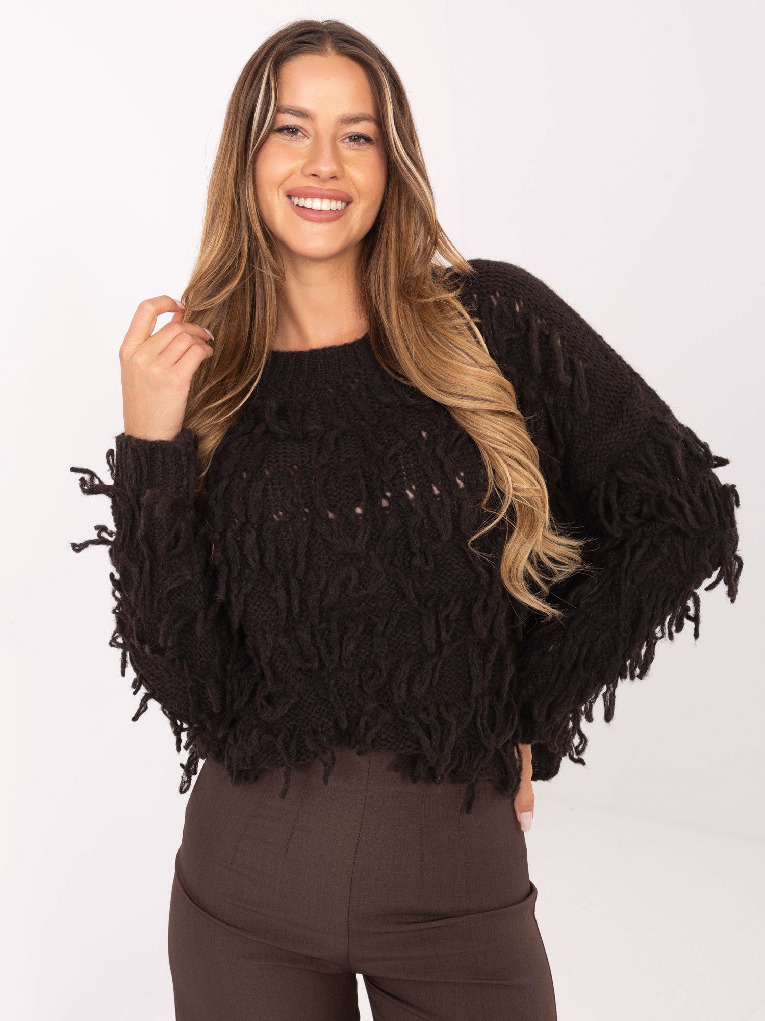 RUE PARIS Ciemnobrązowy sweter oversize z frędzlami