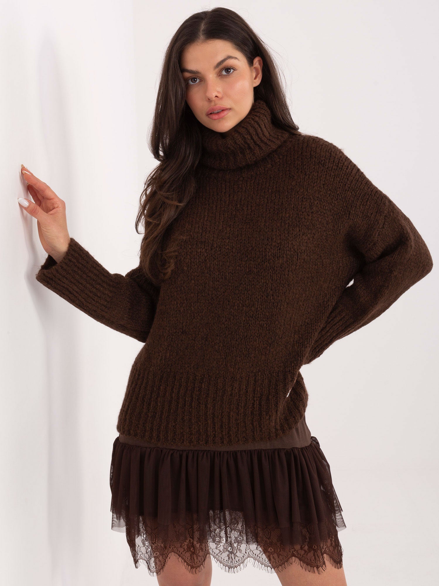 Ciemnobrązowy damski sweter oversize z golfem