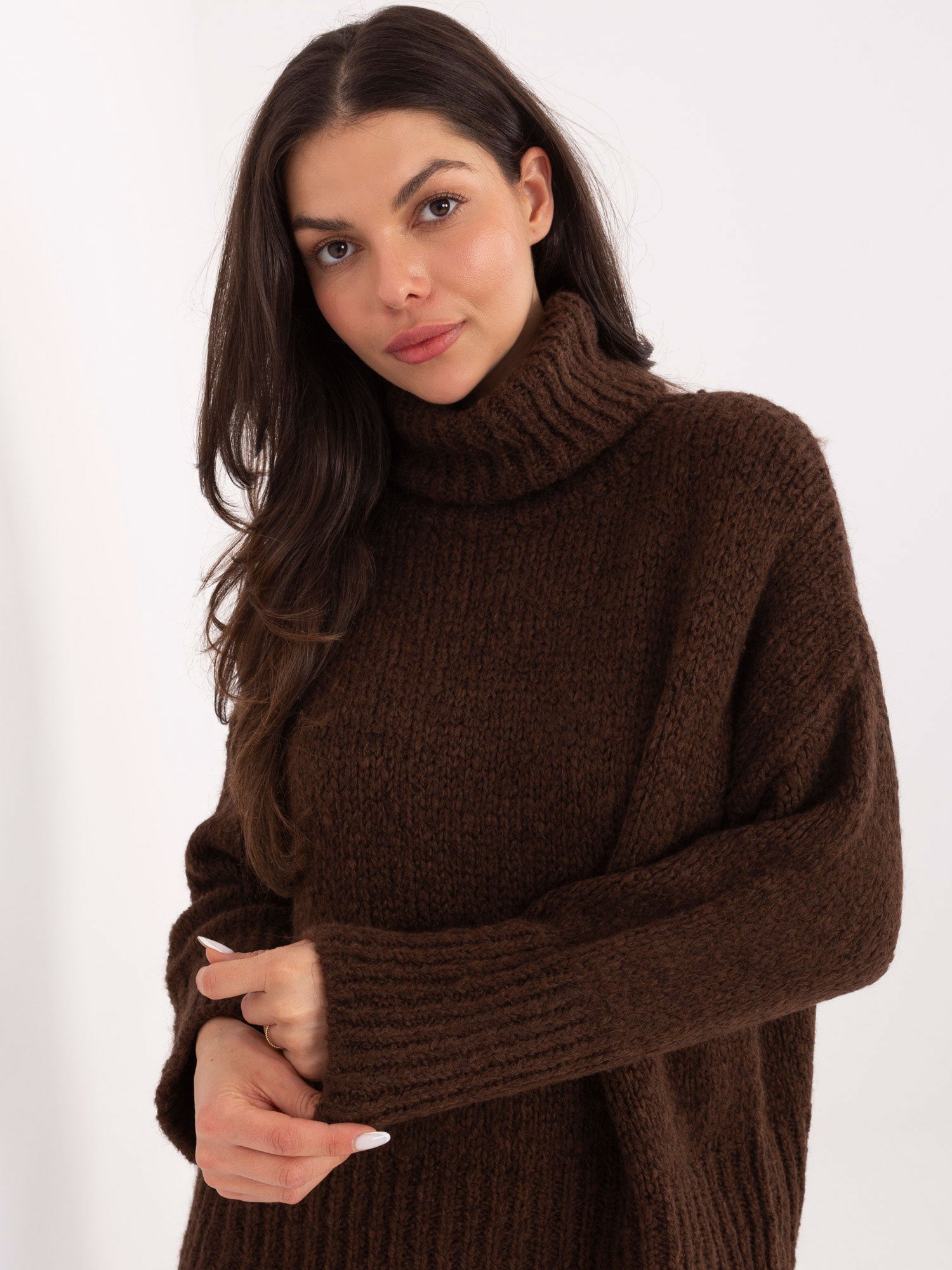 Ciemnobrązowy damski sweter oversize z golfem