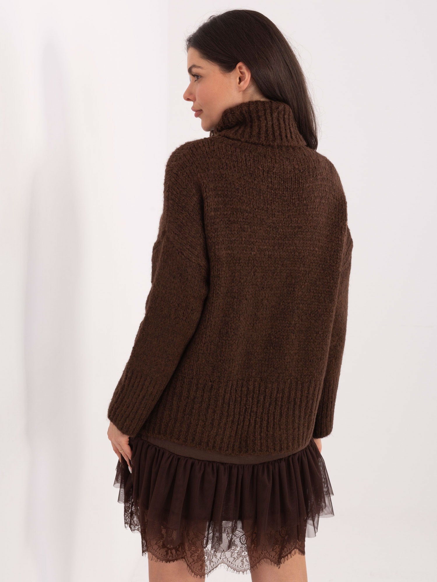 Ciemnobrązowy damski sweter oversize z golfem