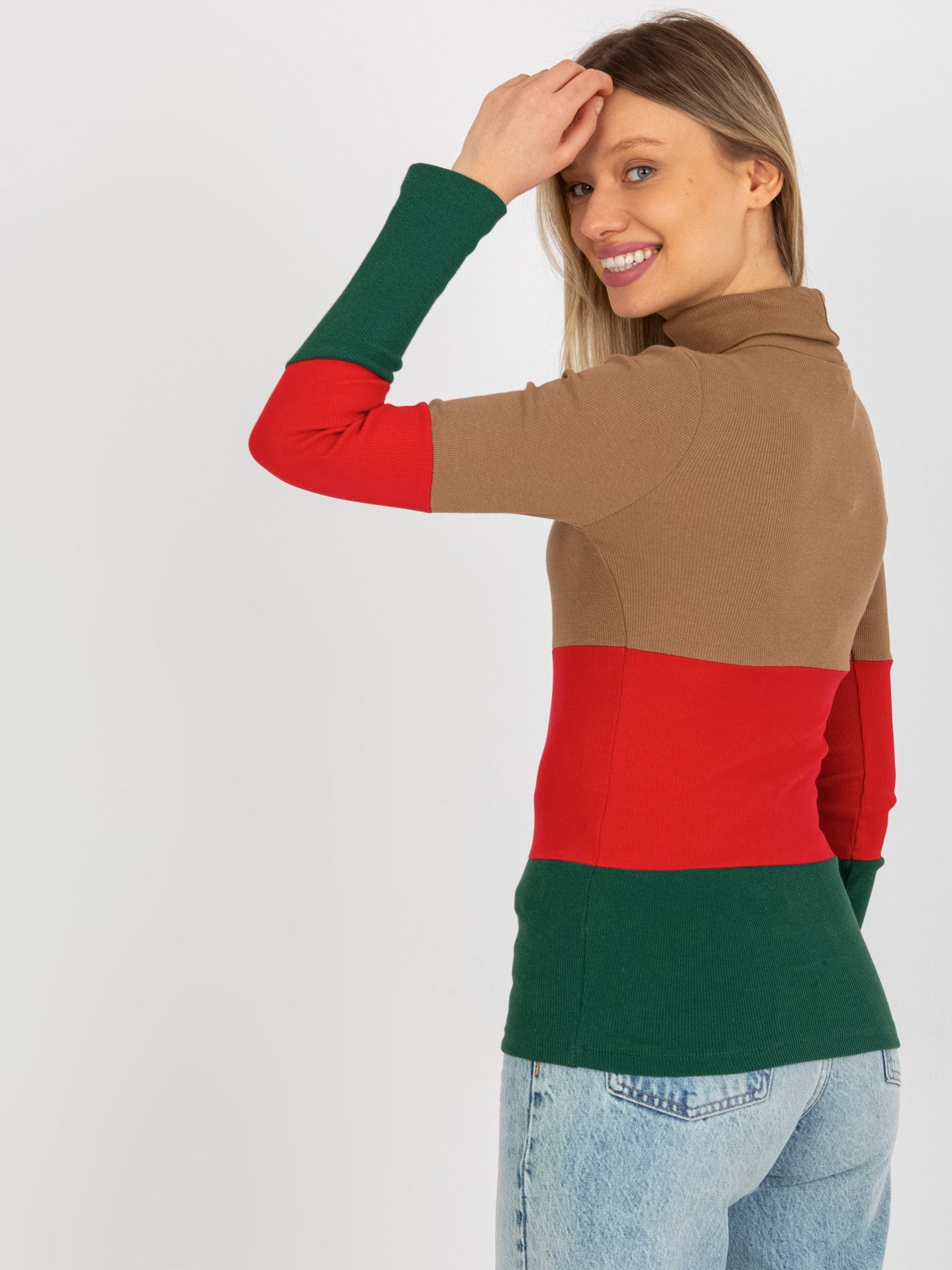 Ciemnocamelowo-czerwona prążkowana bluzka basic z golfem