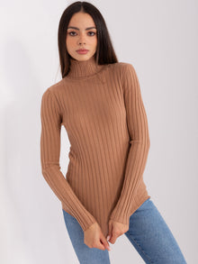 Ciemnocamelowy dopasowany sweter z golfem