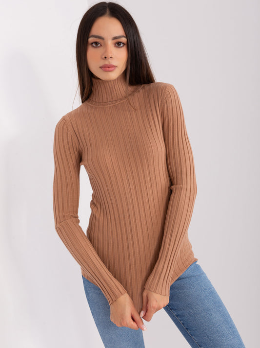 Ciemnocamelowy dopasowany sweter z golfem