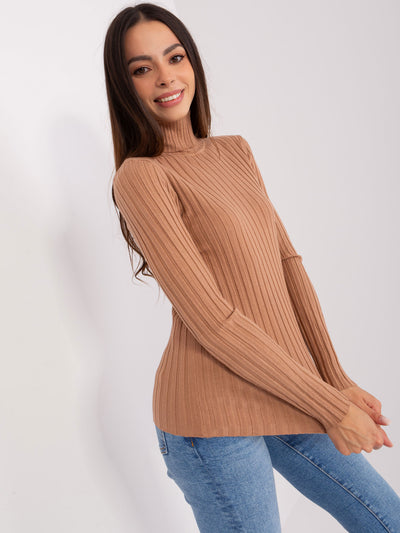 Ciemnocamelowy dopasowany sweter z golfem