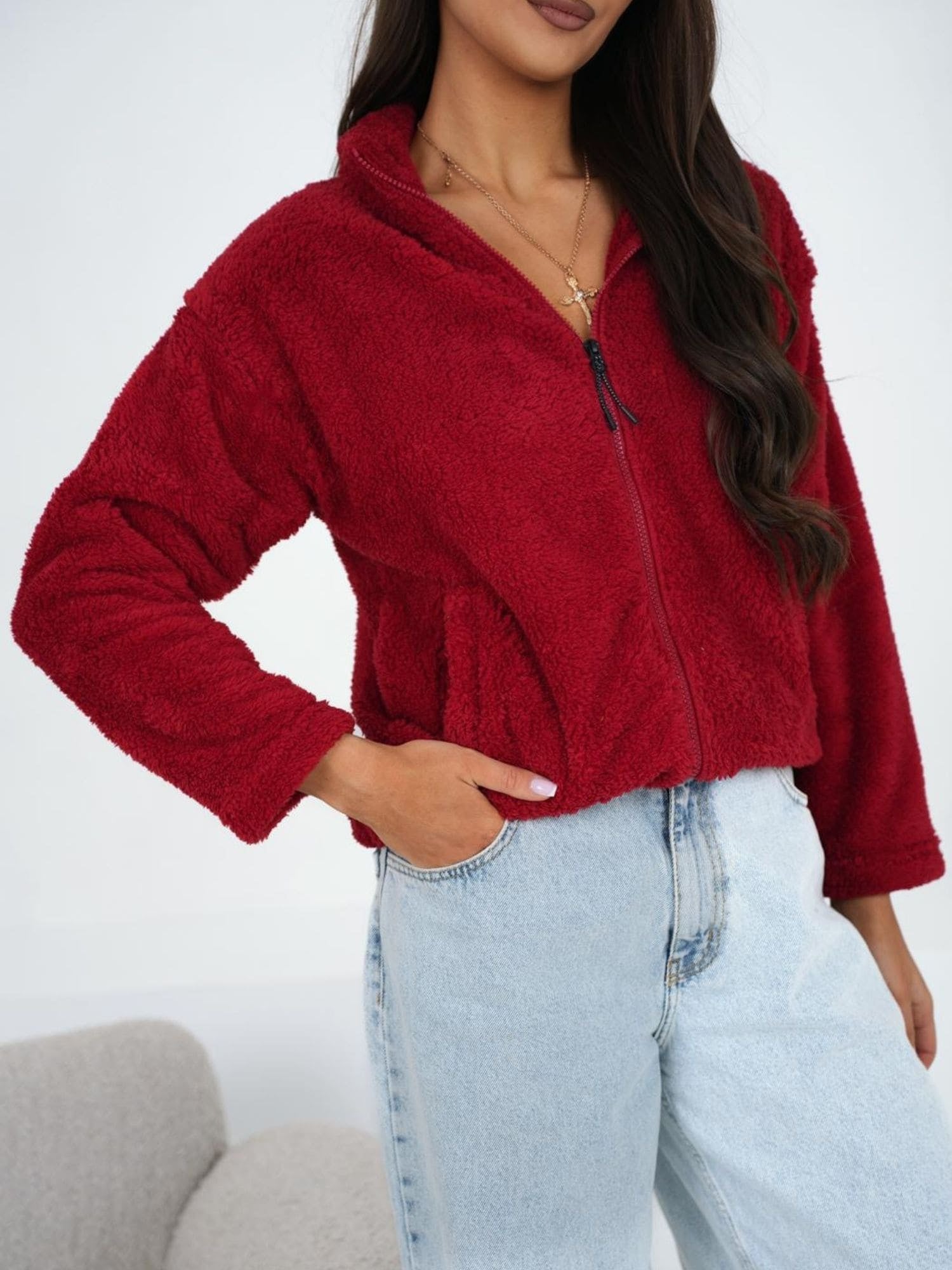Ciemnoczerwona futrzana bluza z suwakiem