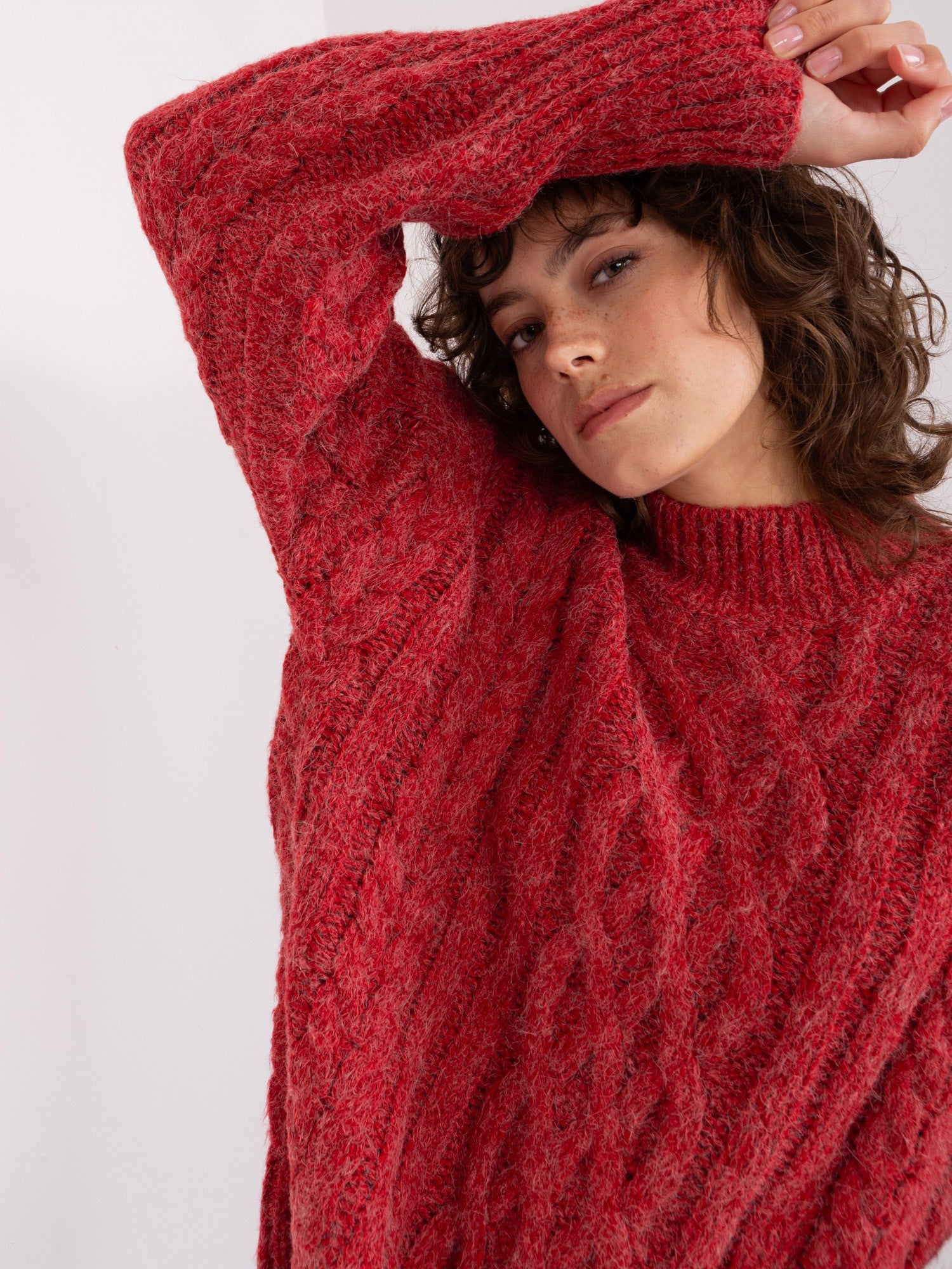 Ciemnoczerwony sweter z warkoczami i ściągaczami