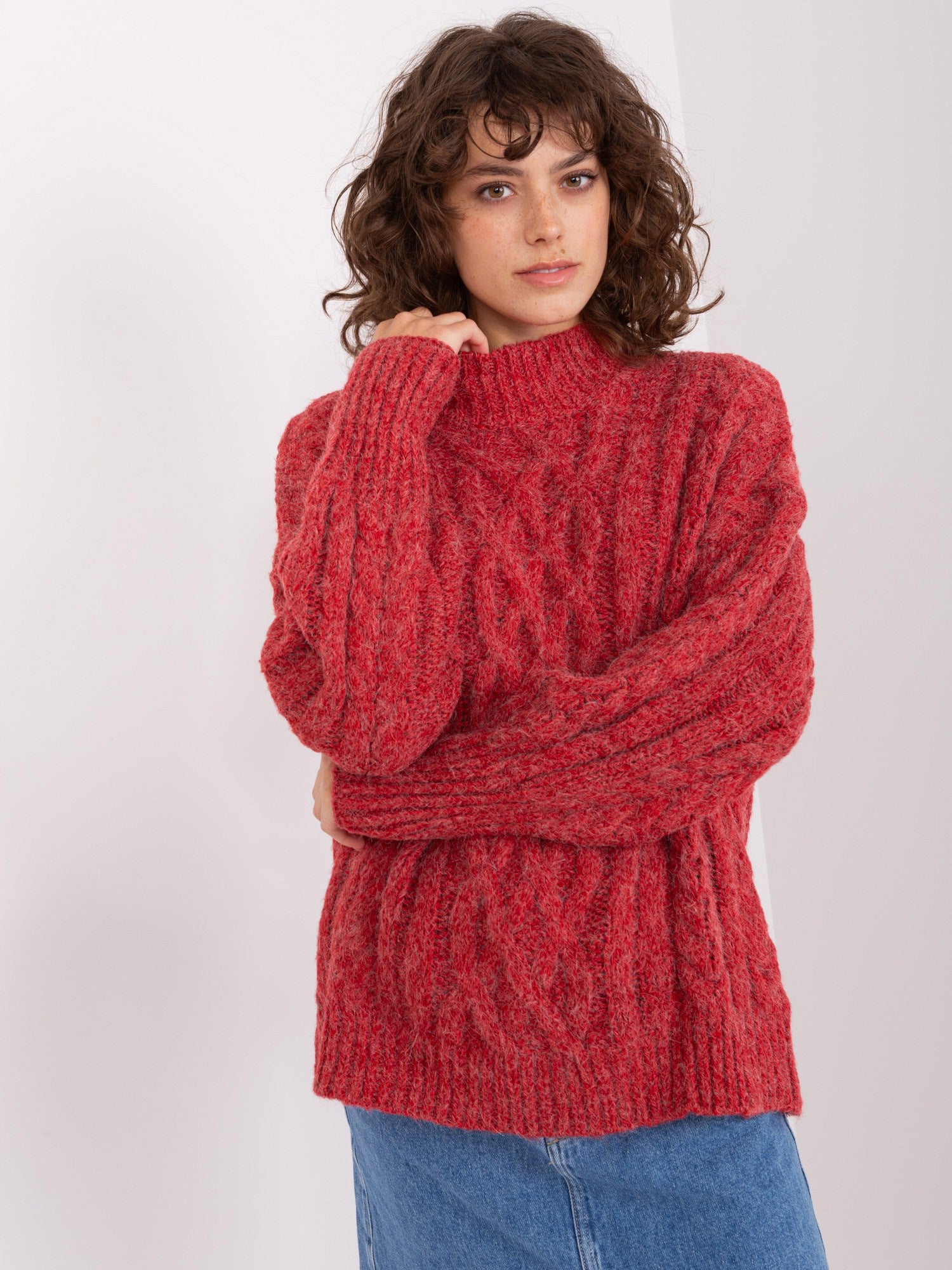 Ciemnoczerwony sweter z warkoczami i ściągaczami