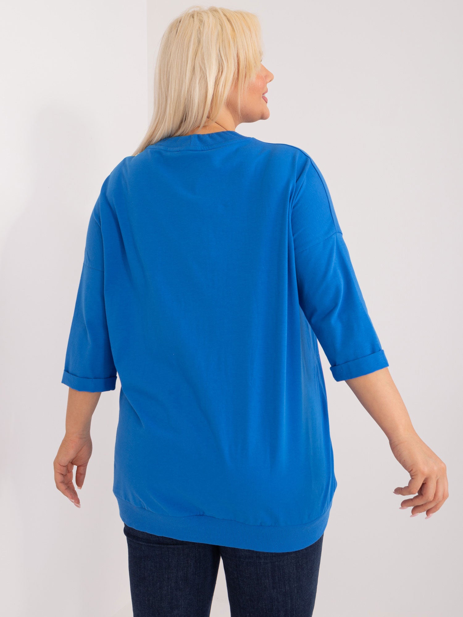 Ciemnoniebieska bluzka plus size z troczkami