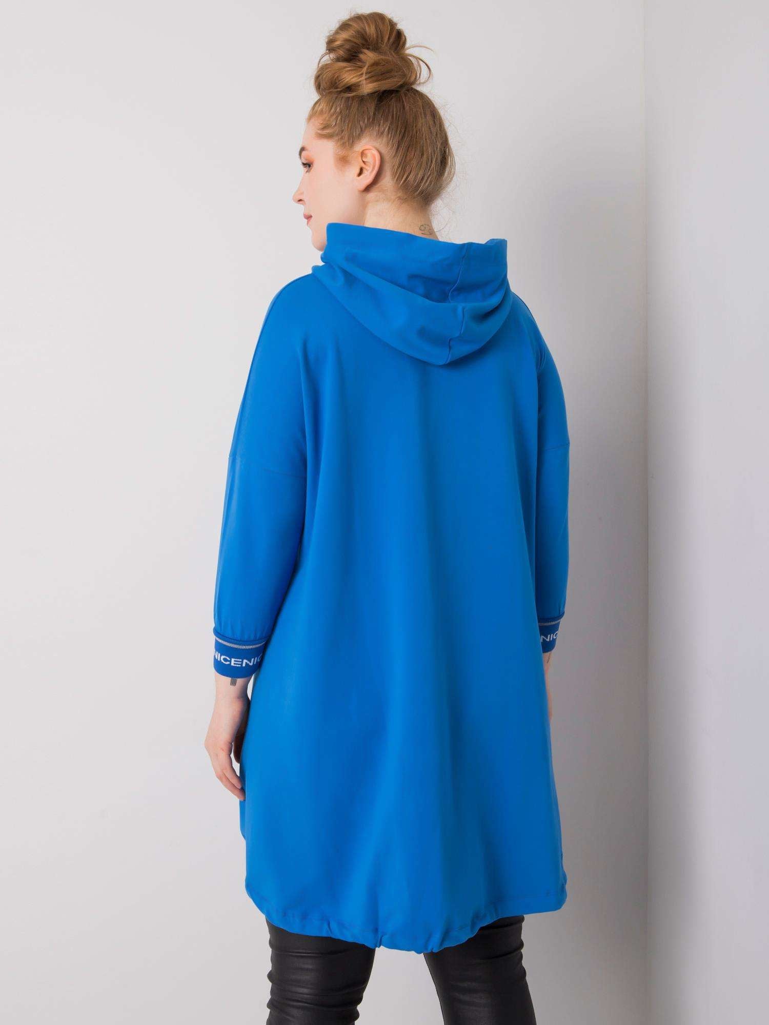 Ciemnoniebieska bluza damska plus size z kieszenią