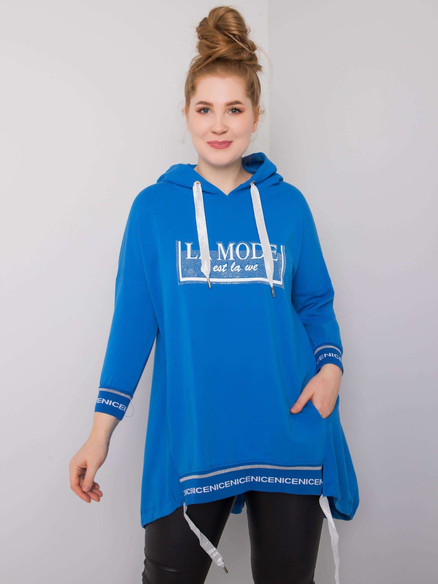 Ciemnoniebieska bluza damska plus size z kieszenią
