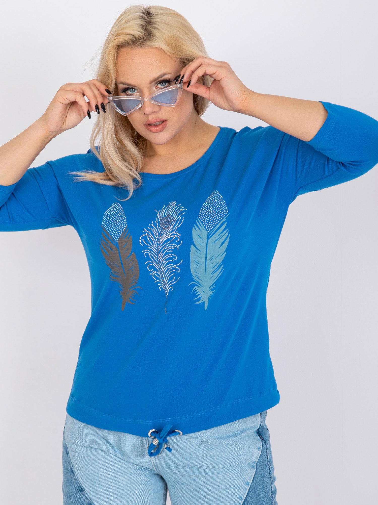 Ciemnoniebieska bluzka plus size z nadrukiem