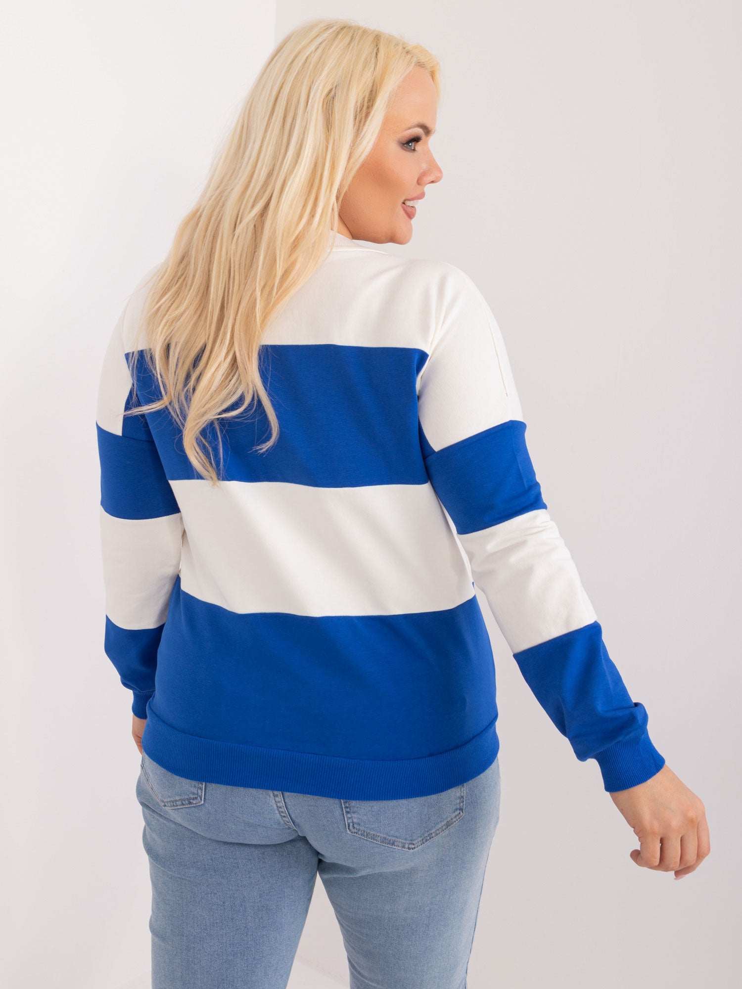 Ciemnoniebieska bluzka plus size w paski