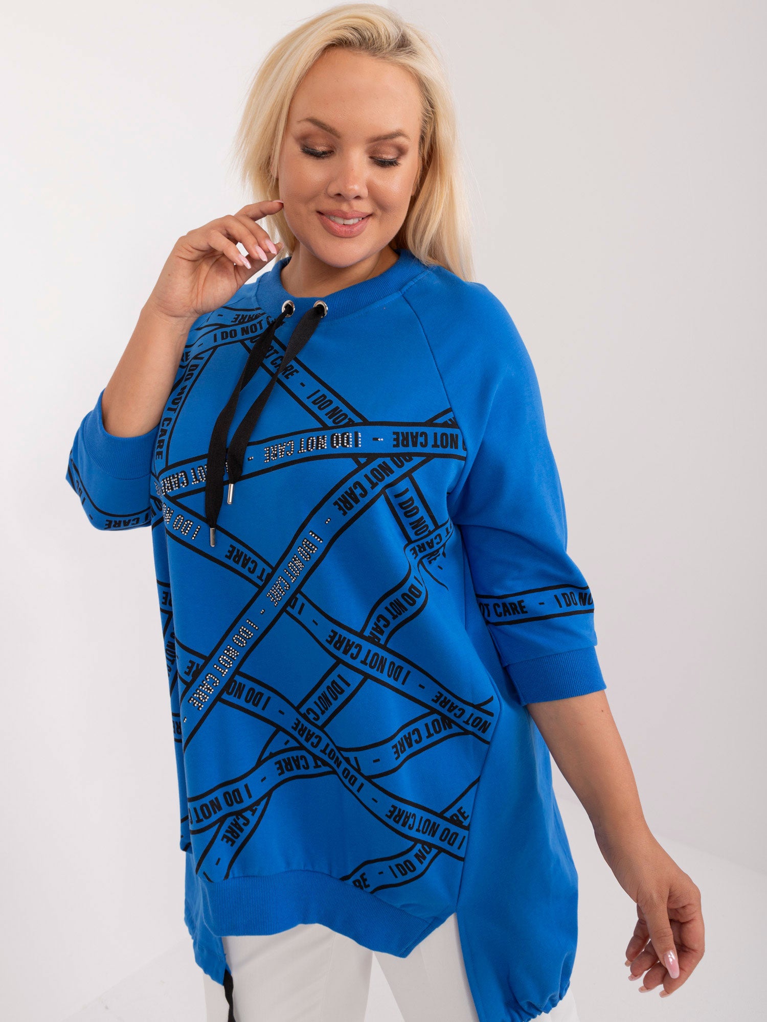 Ciemnoniebieska damska bluzka plus size z rozcięciami