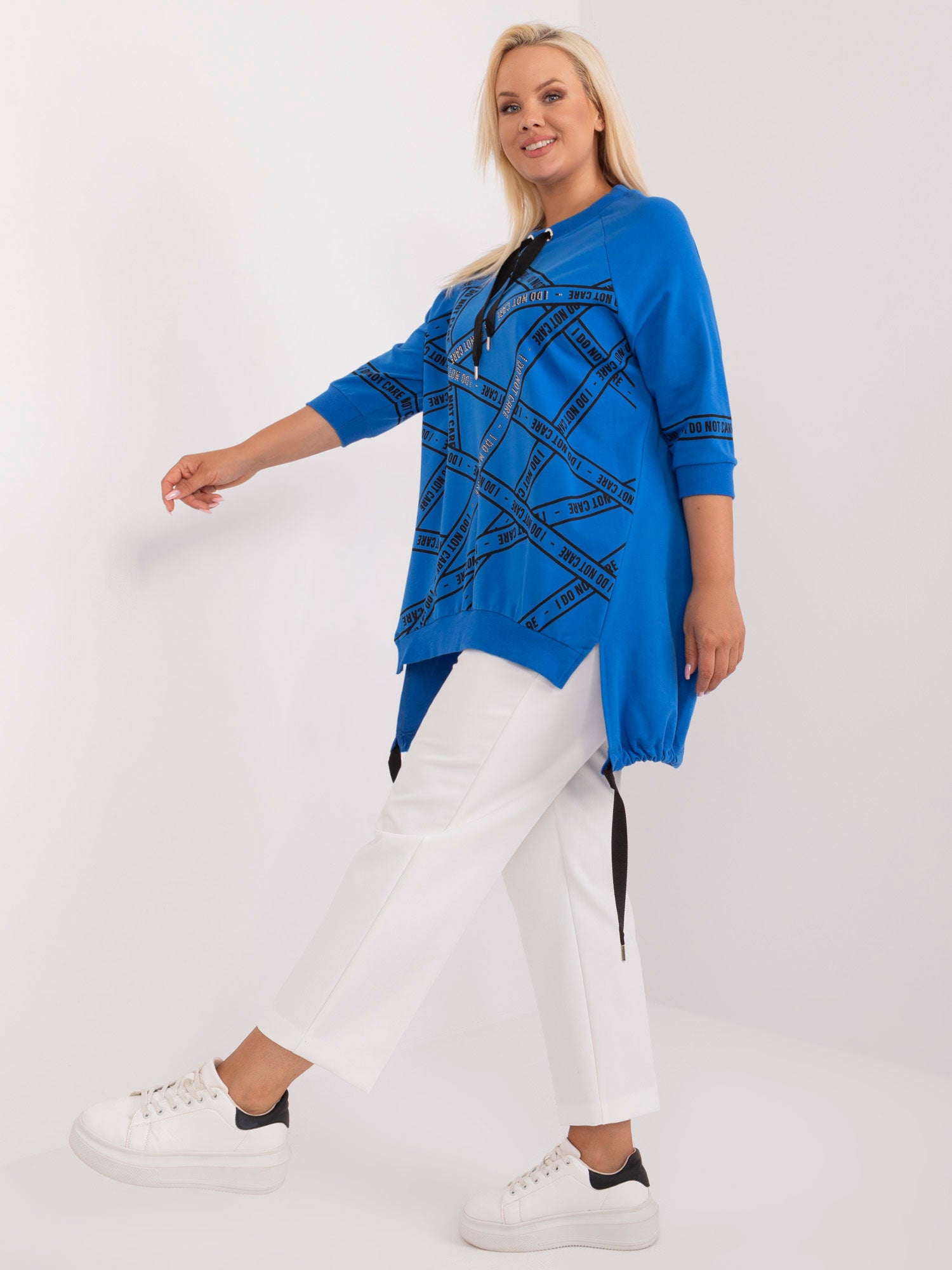 Ciemnoniebieska damska bluzka plus size z rozcięciami