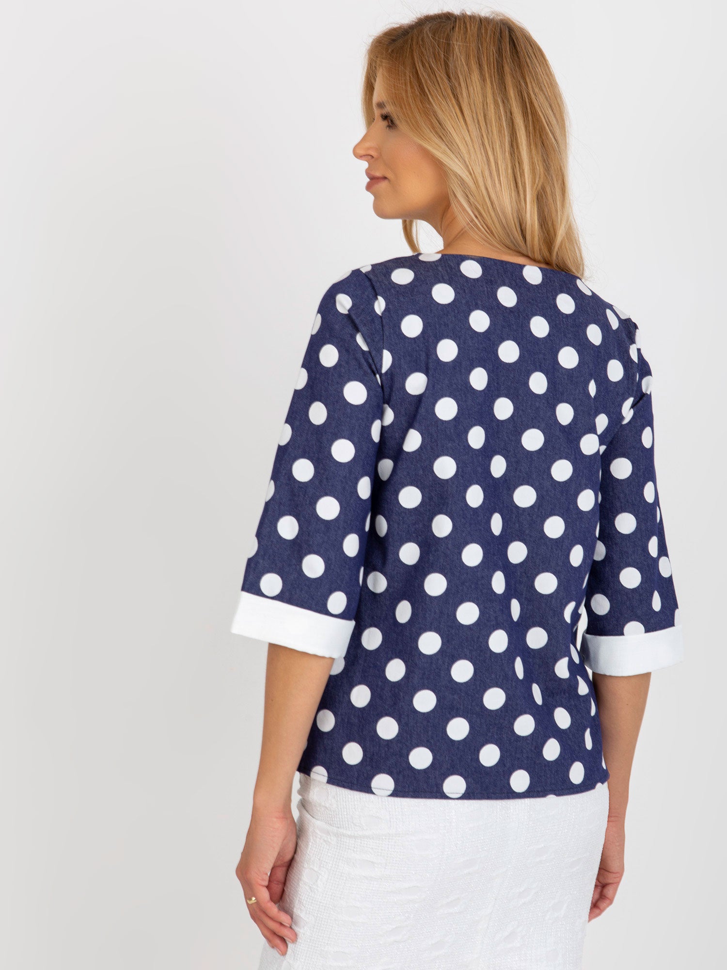 Ciemnoniebieska bluzka w grochy z rękawem 3/4