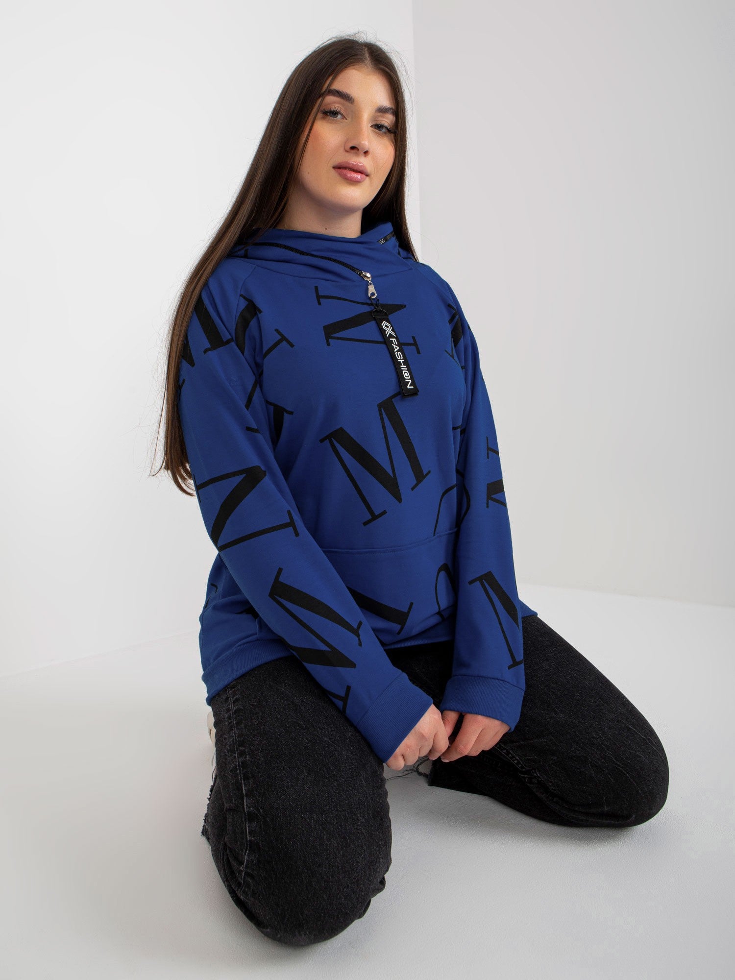 Ciemnoniebieska damska bluza plus size z literami