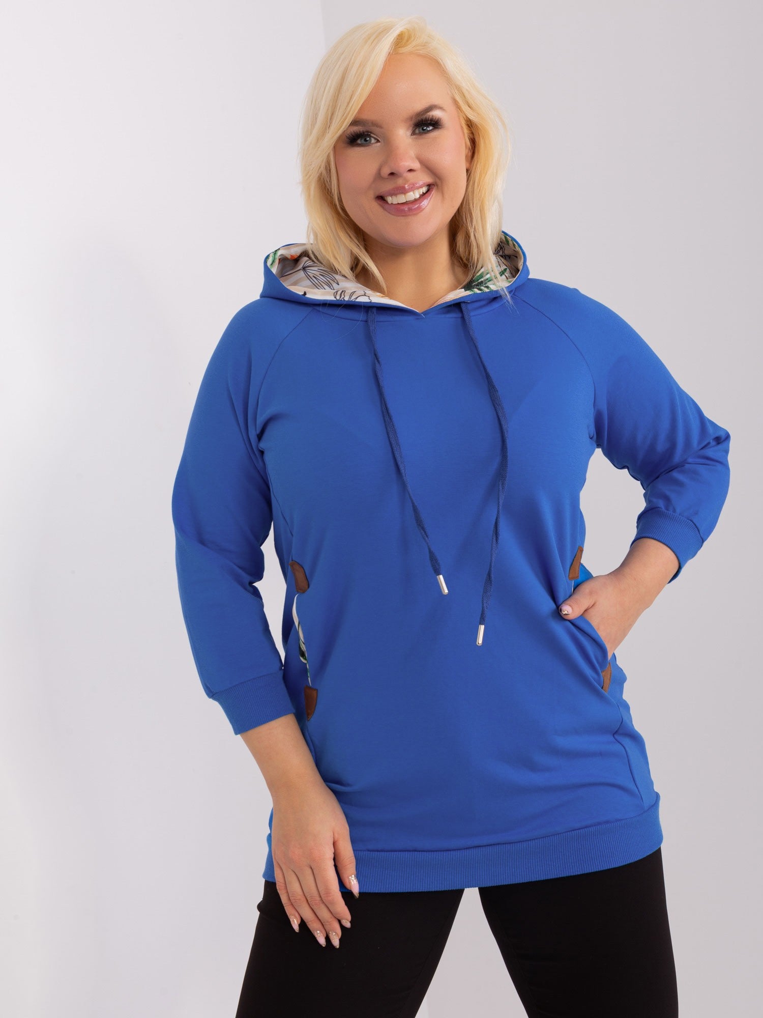 Ciemnoniebieska bluza plus size z kieszeniami