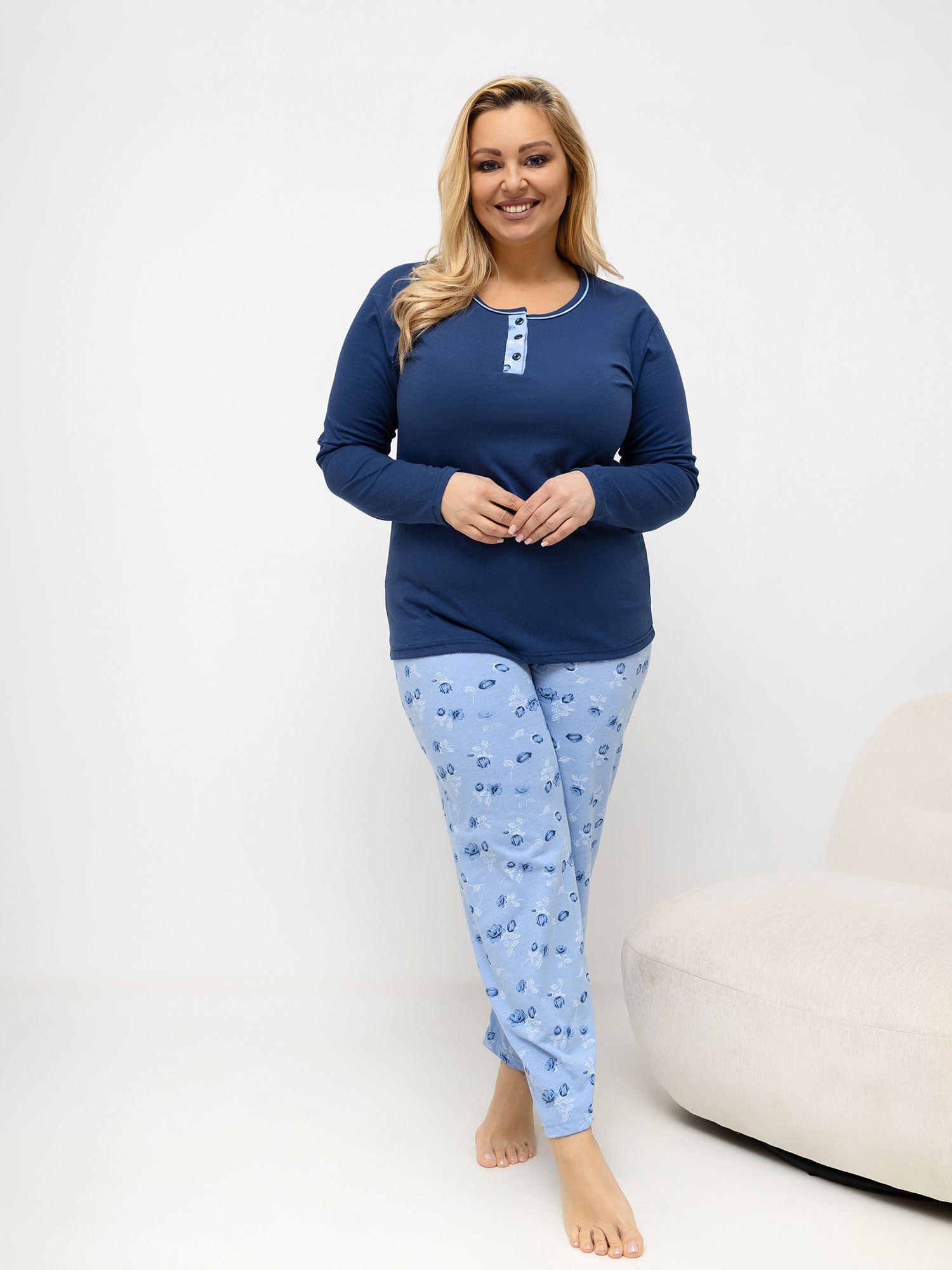 Ciemnoniebieska piżama plus size ze spodniami w róże