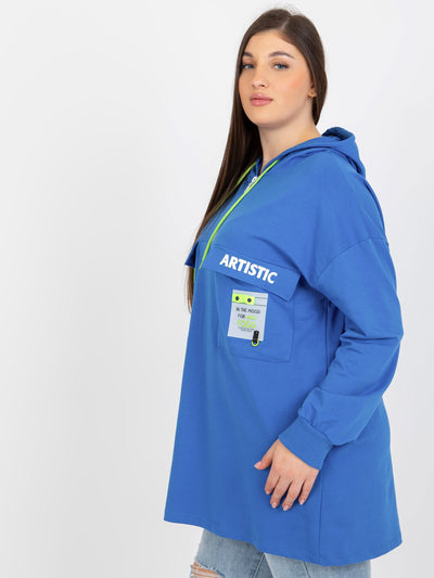 Ciemnoniebieska dłuższa bluza plus size z napisami