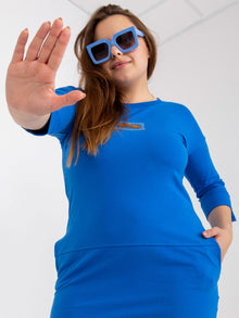 Ciemnoniebieska dopasowana sukienka plus size z aplikacją