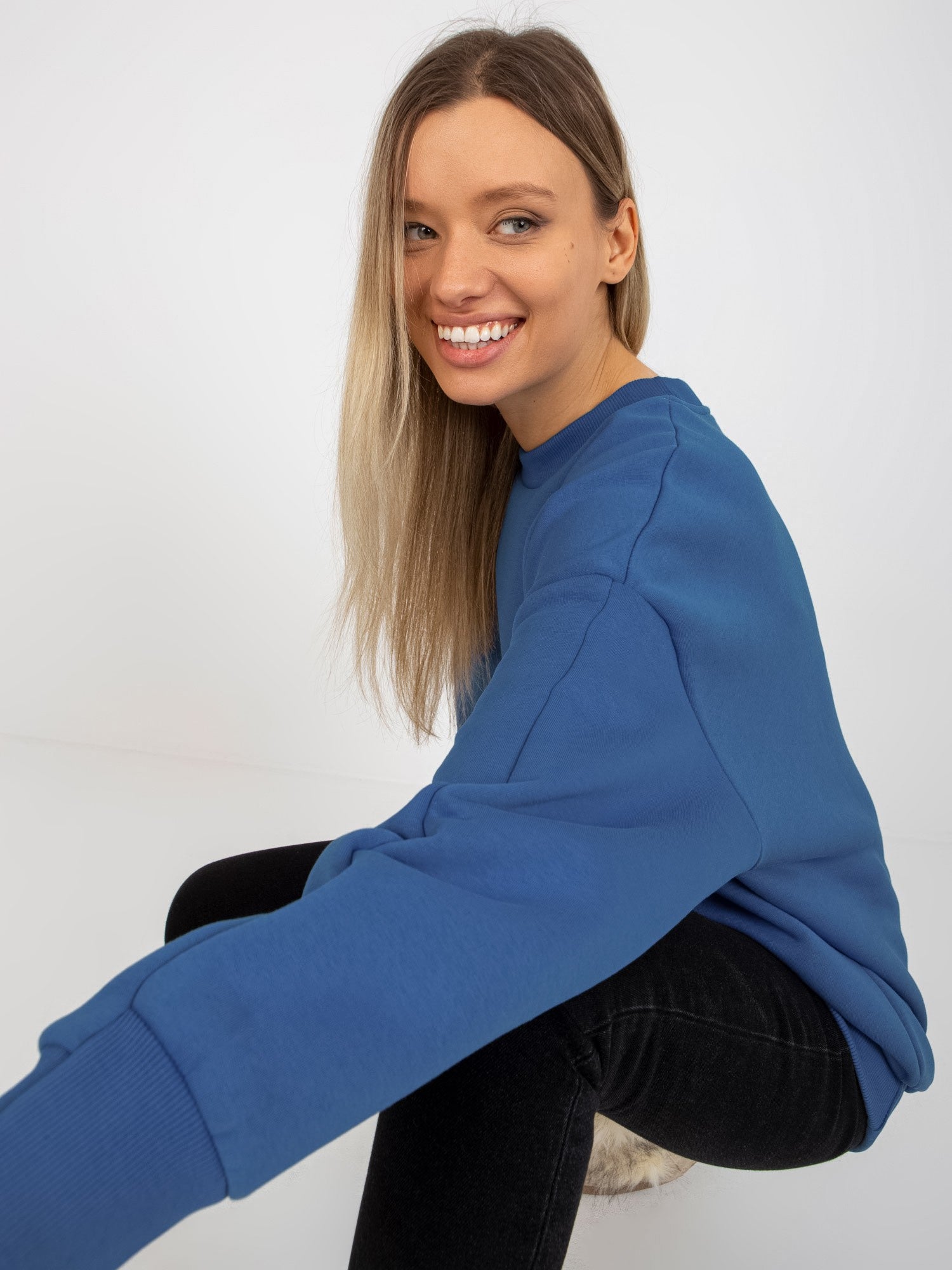 Ciemnoniebieska dresowa bluza basic oversize