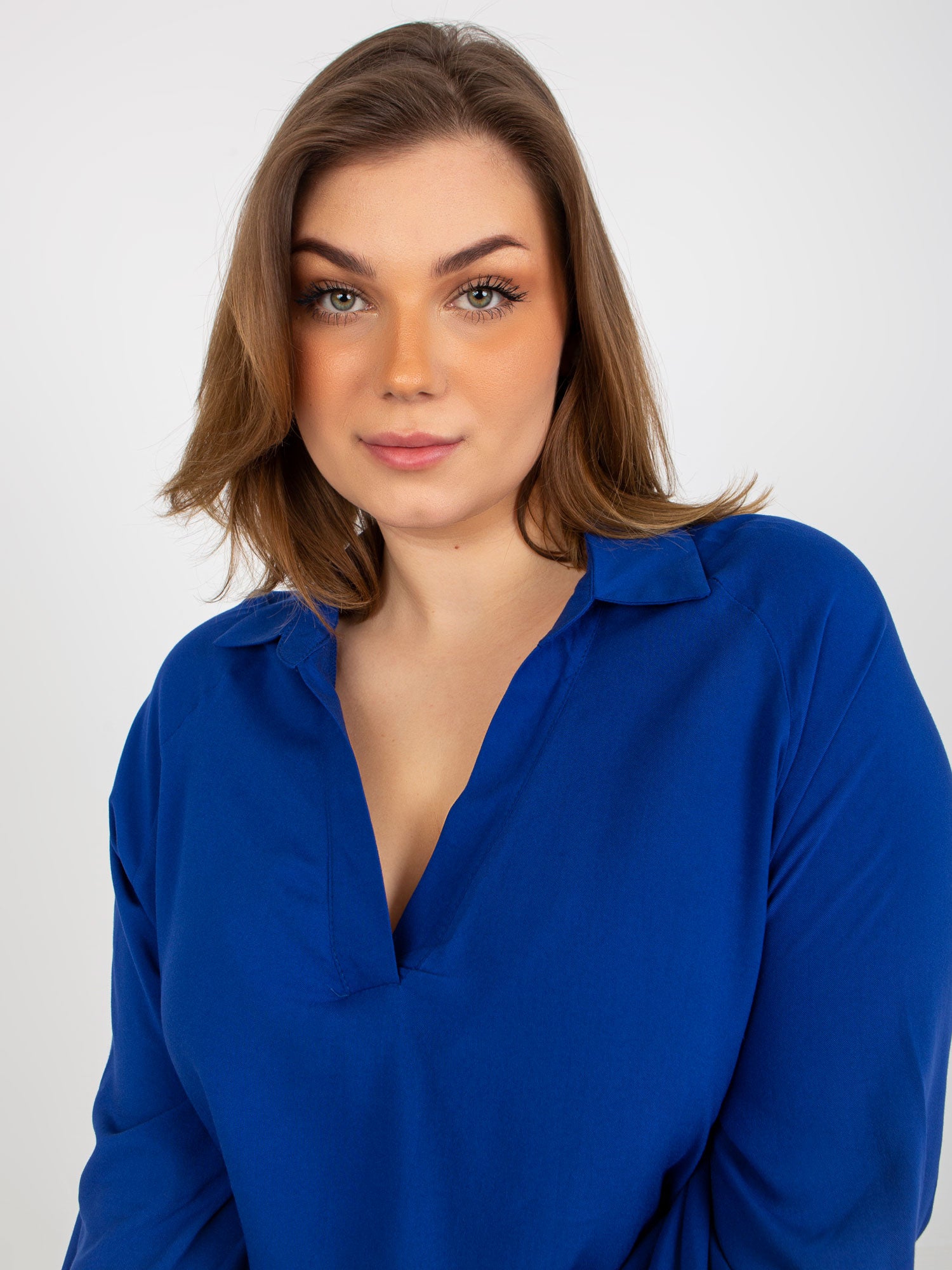 Ciemnoniebieska koszulowa bluzka plus size z kołnierzykiem